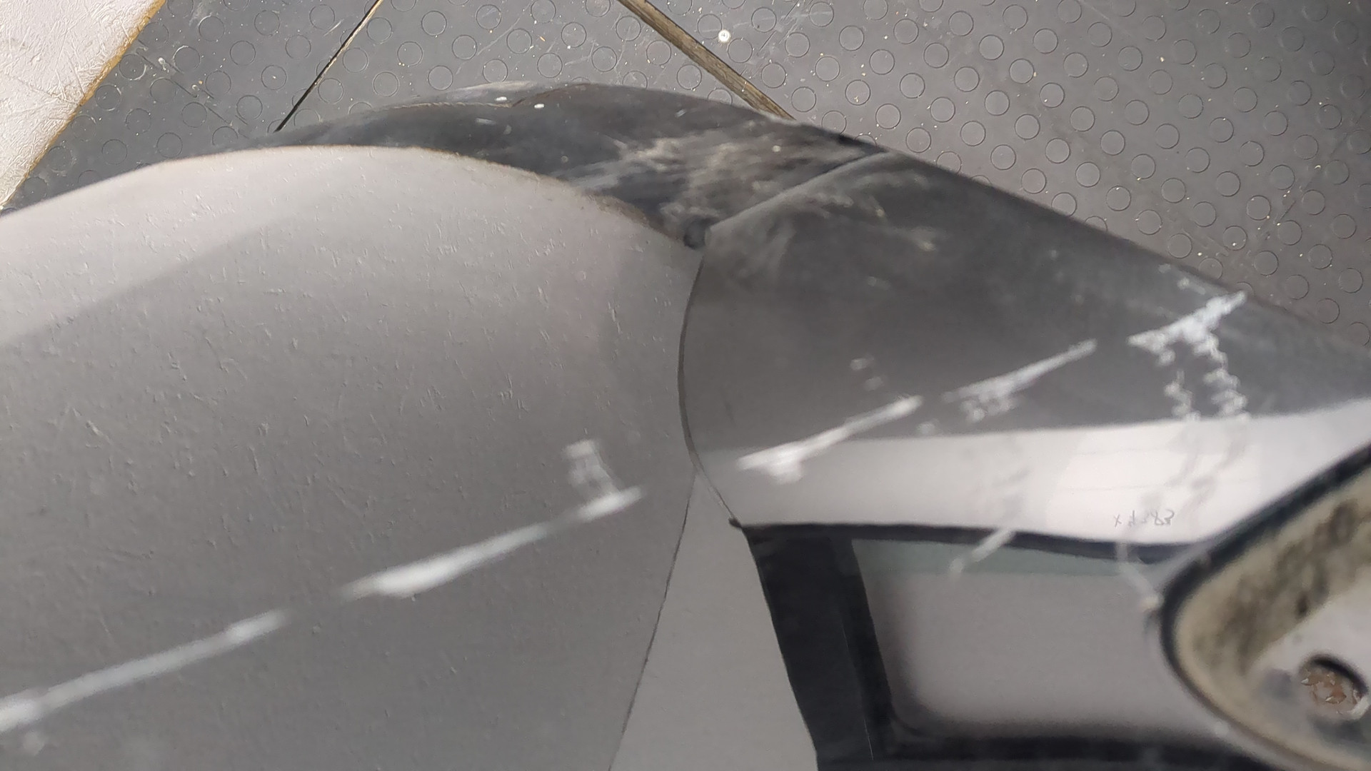 Крыло переднее правое