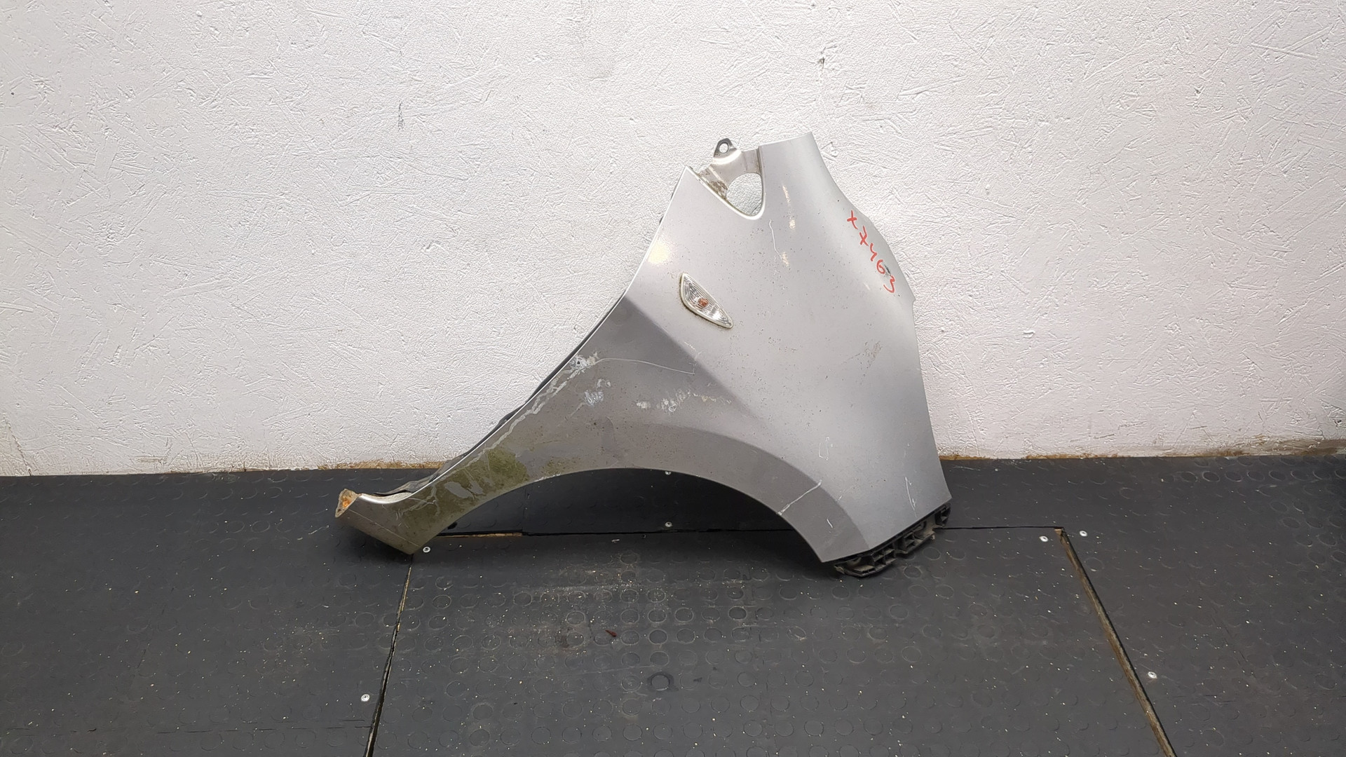 Крыло переднее правое