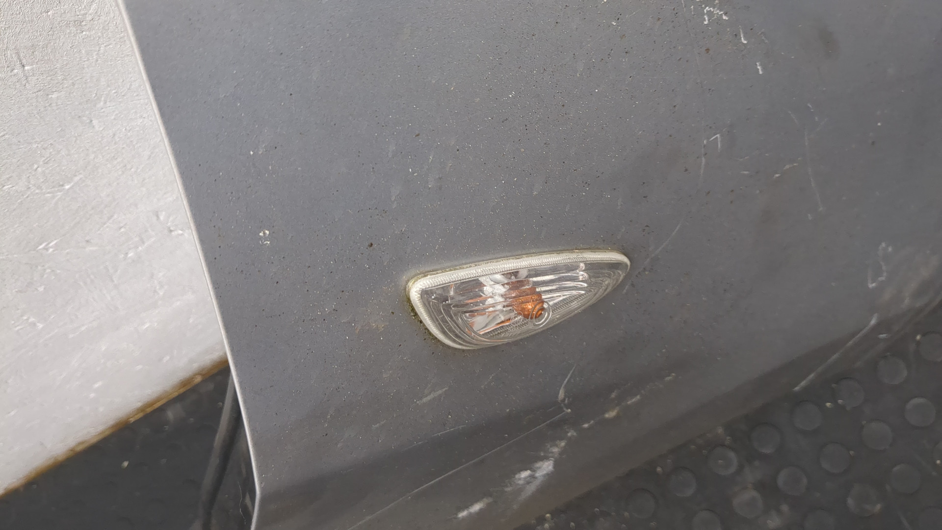 Крыло переднее правое