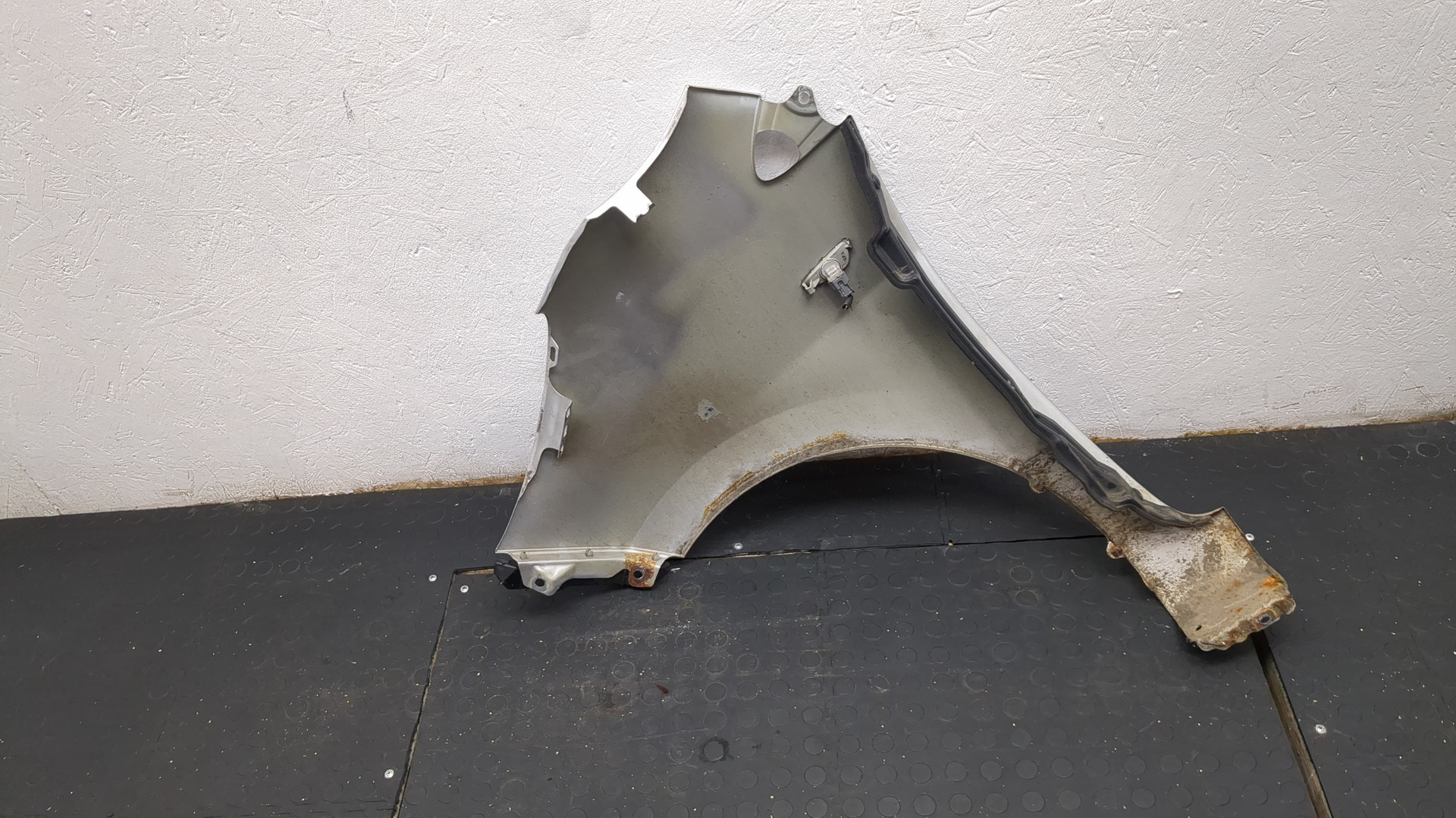 Крыло переднее правое