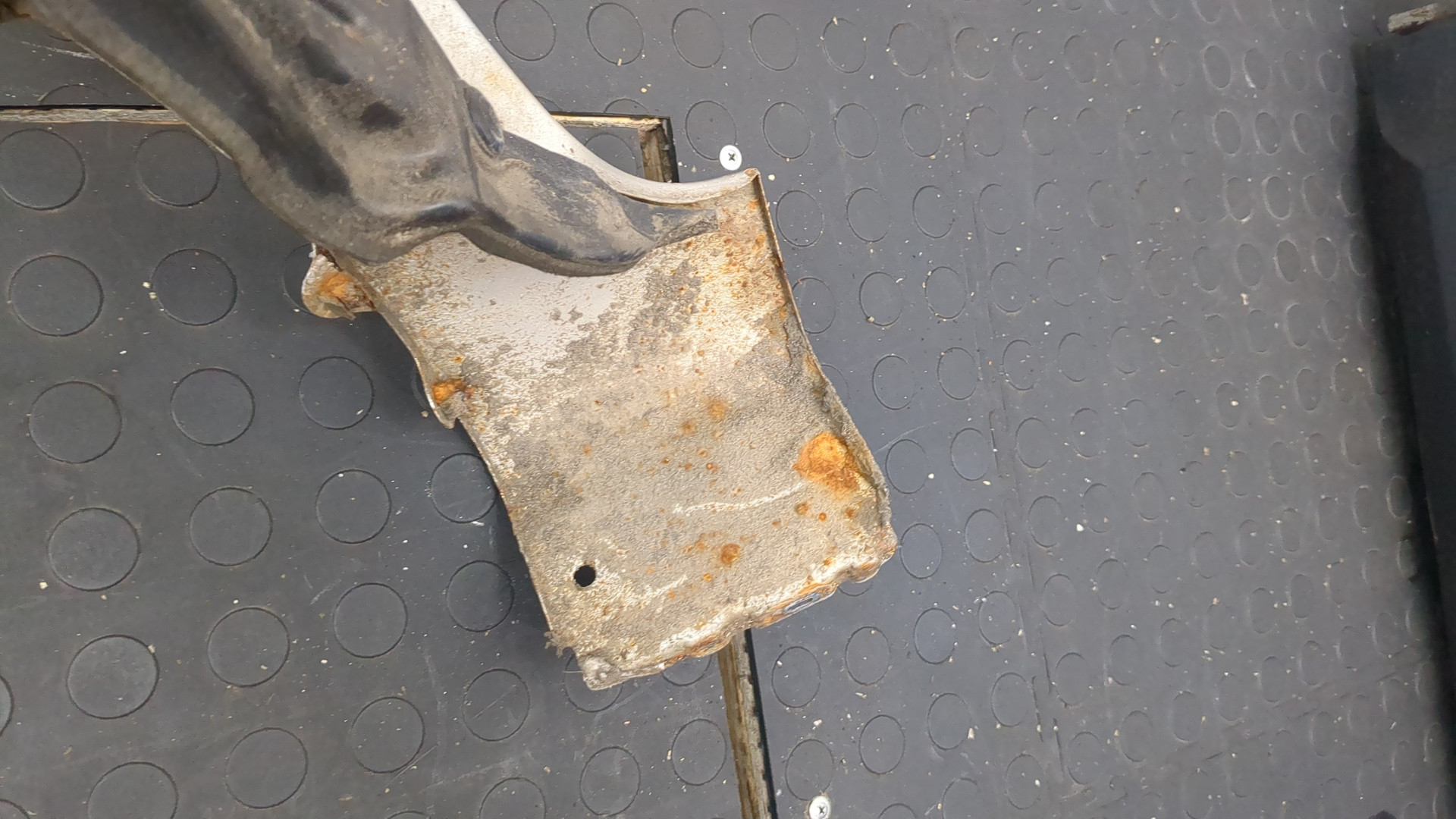 Крыло переднее правое