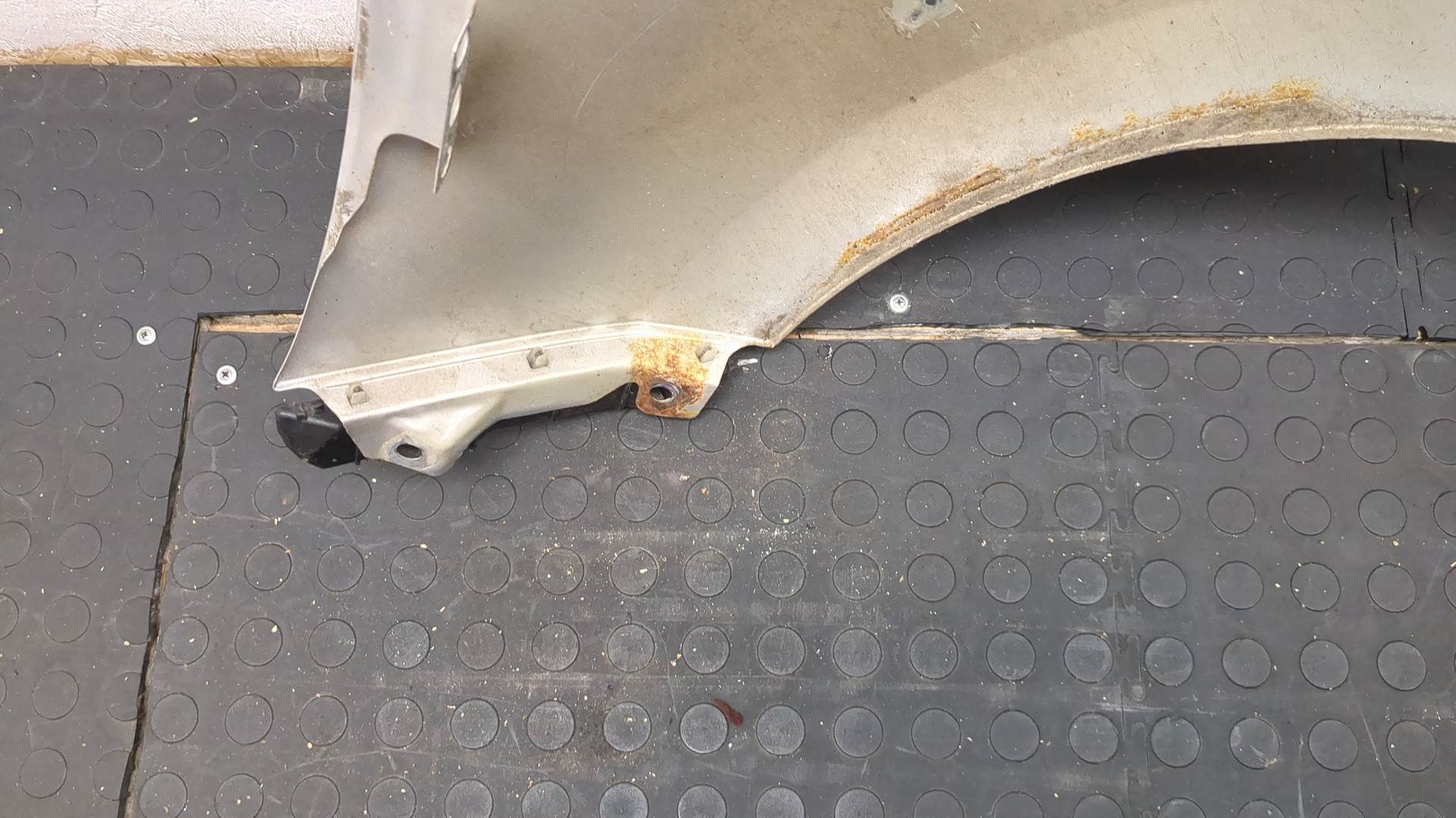 Крыло переднее правое