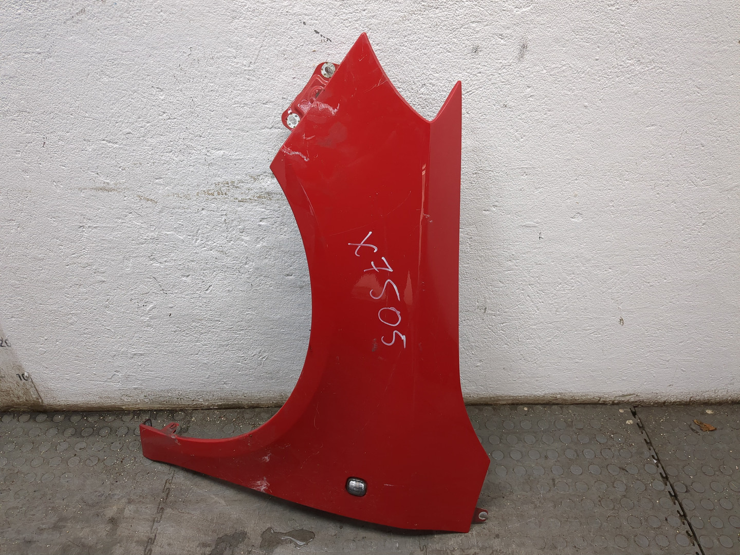 Крыло переднее левое