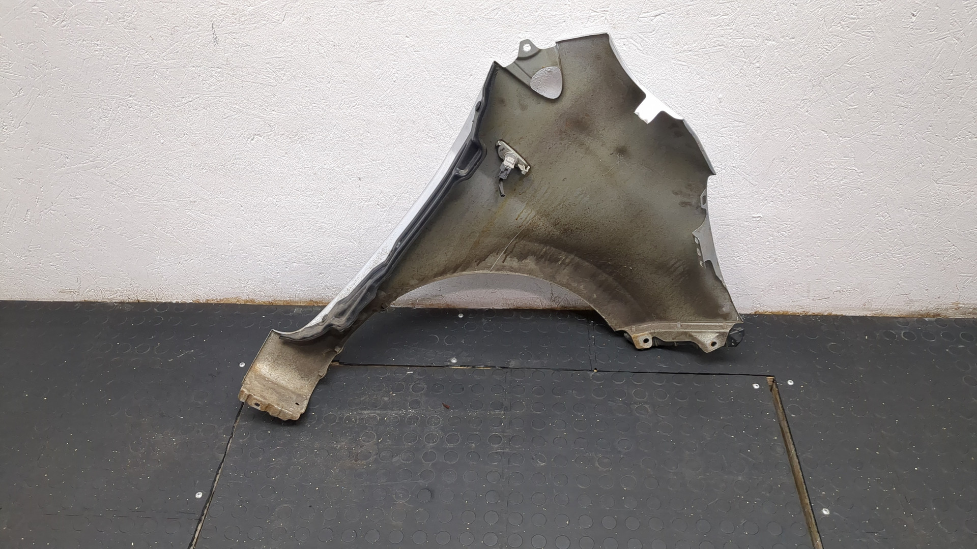 Крыло переднее левое