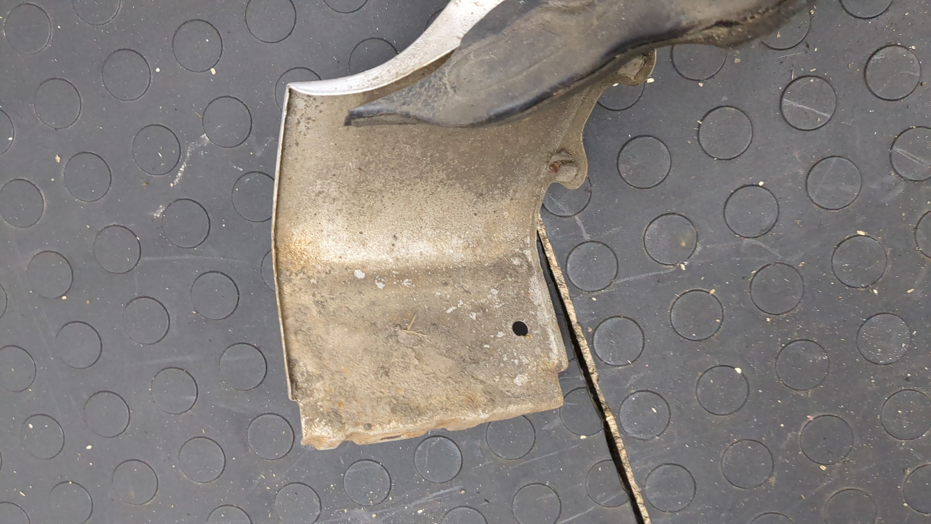 Крыло переднее левое