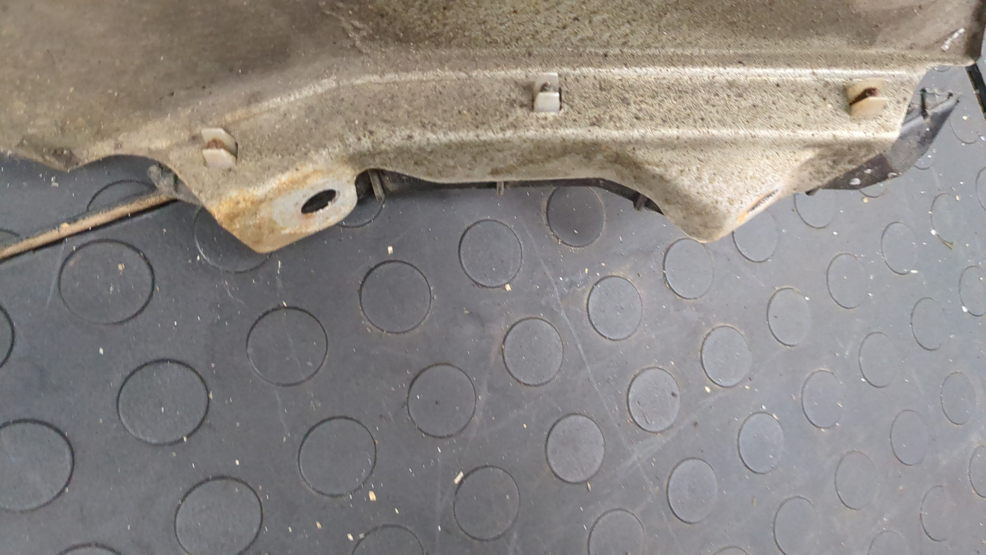 Крыло переднее левое