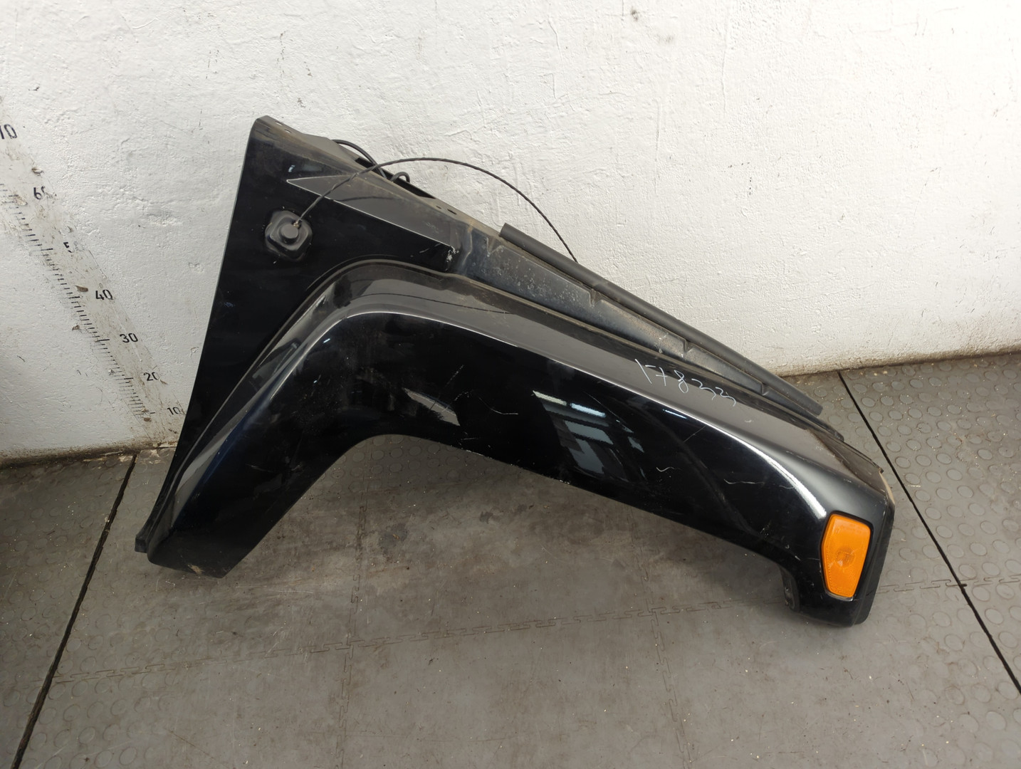 Крыло переднее правое