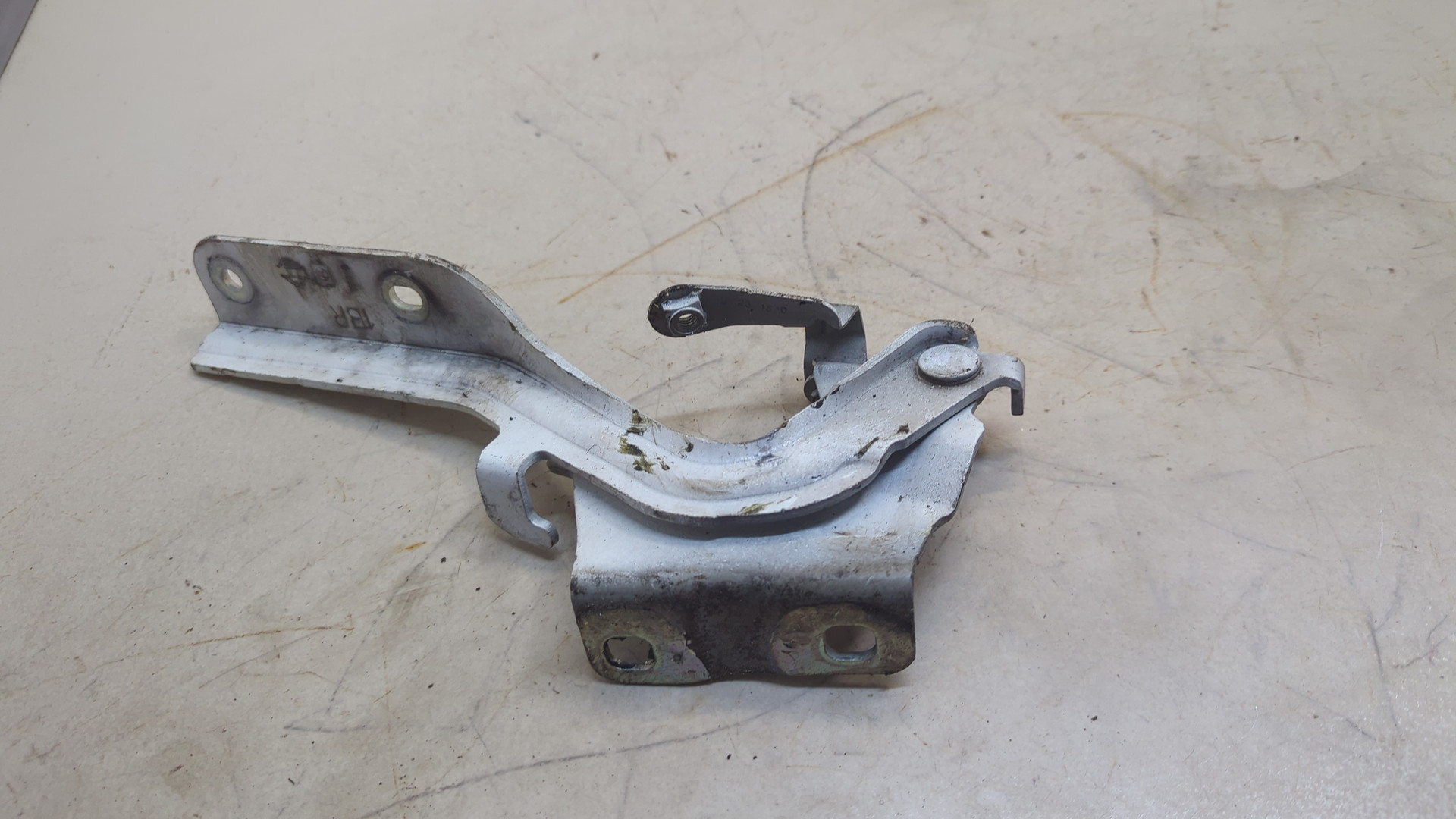 Петля капота правая