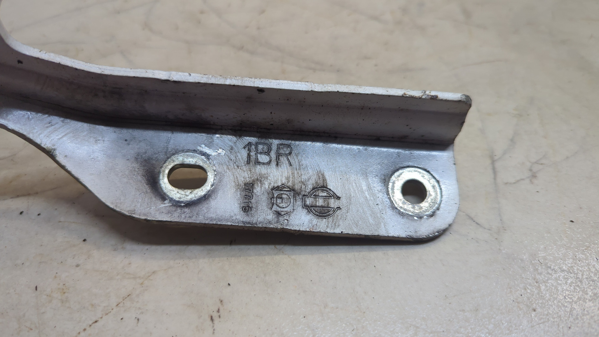 Петля капота правая