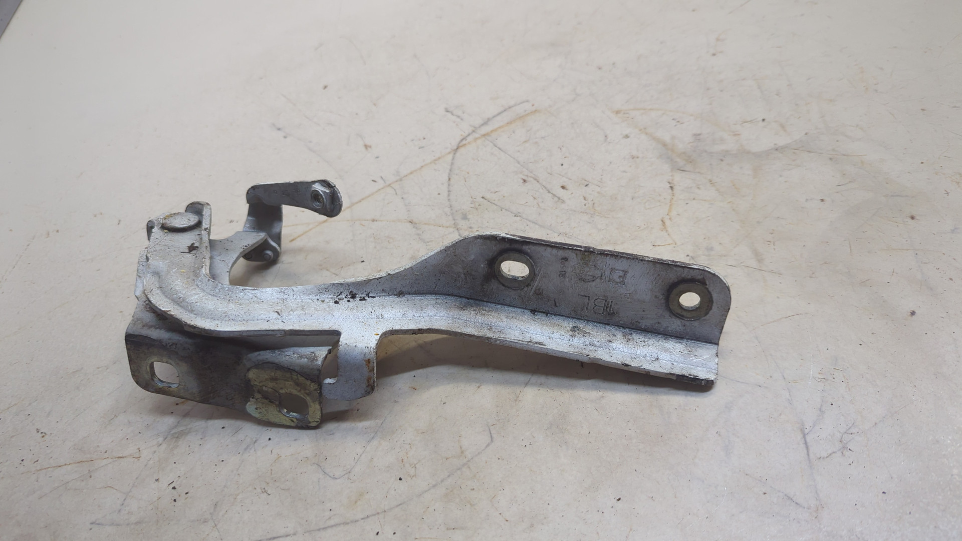 Петля капота левая