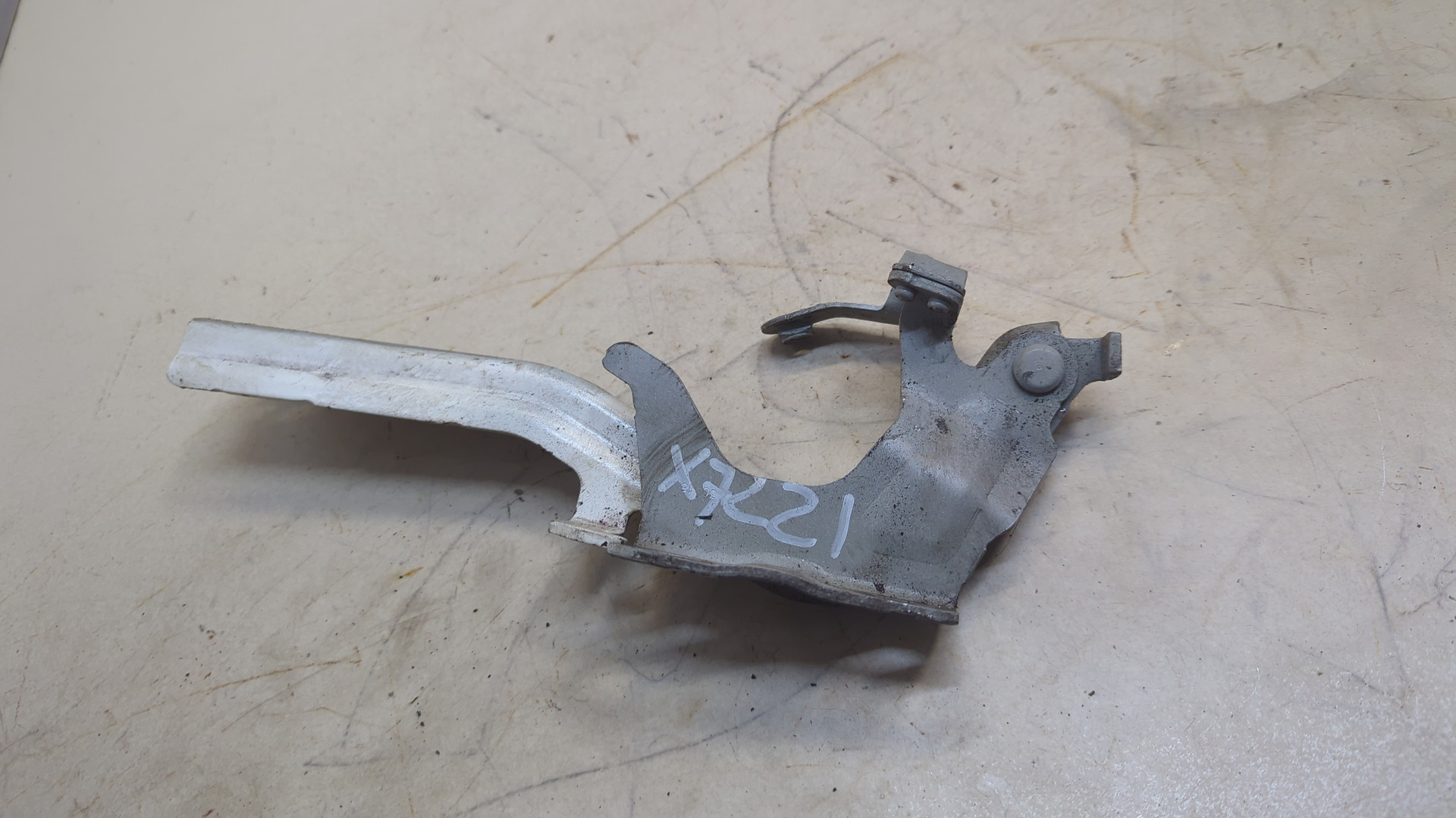 Петля капота левая