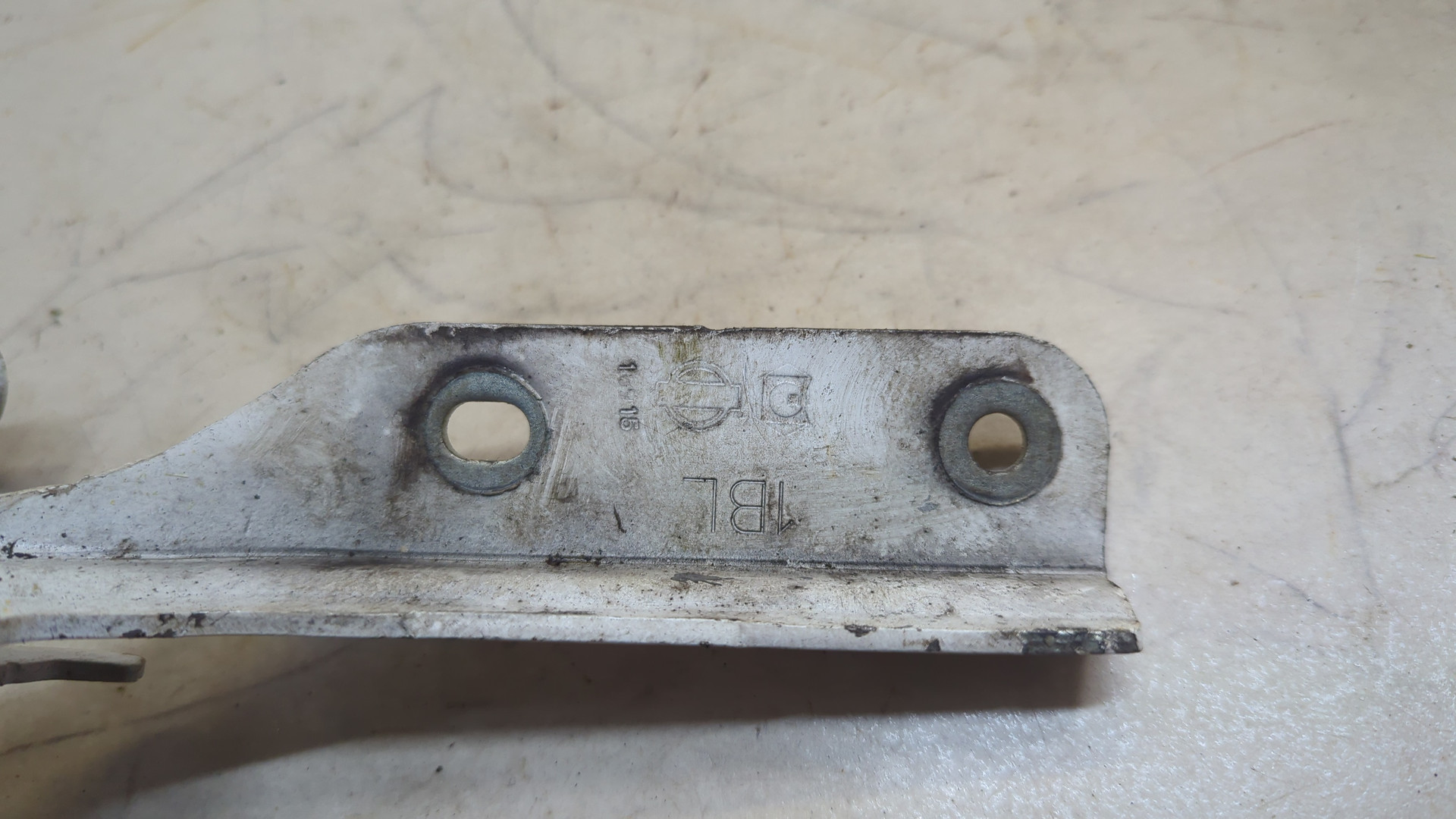 Петля капота левая