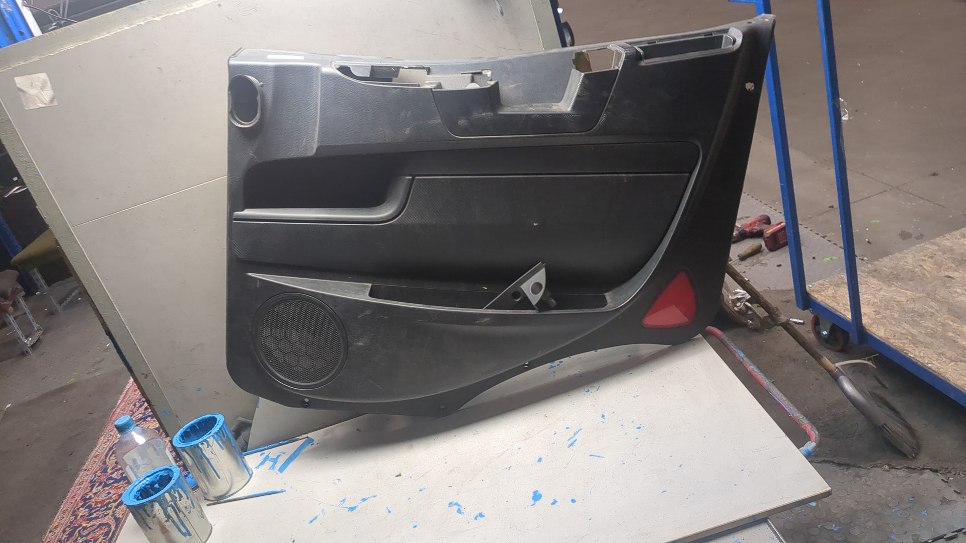 Обшивка двери передней правой