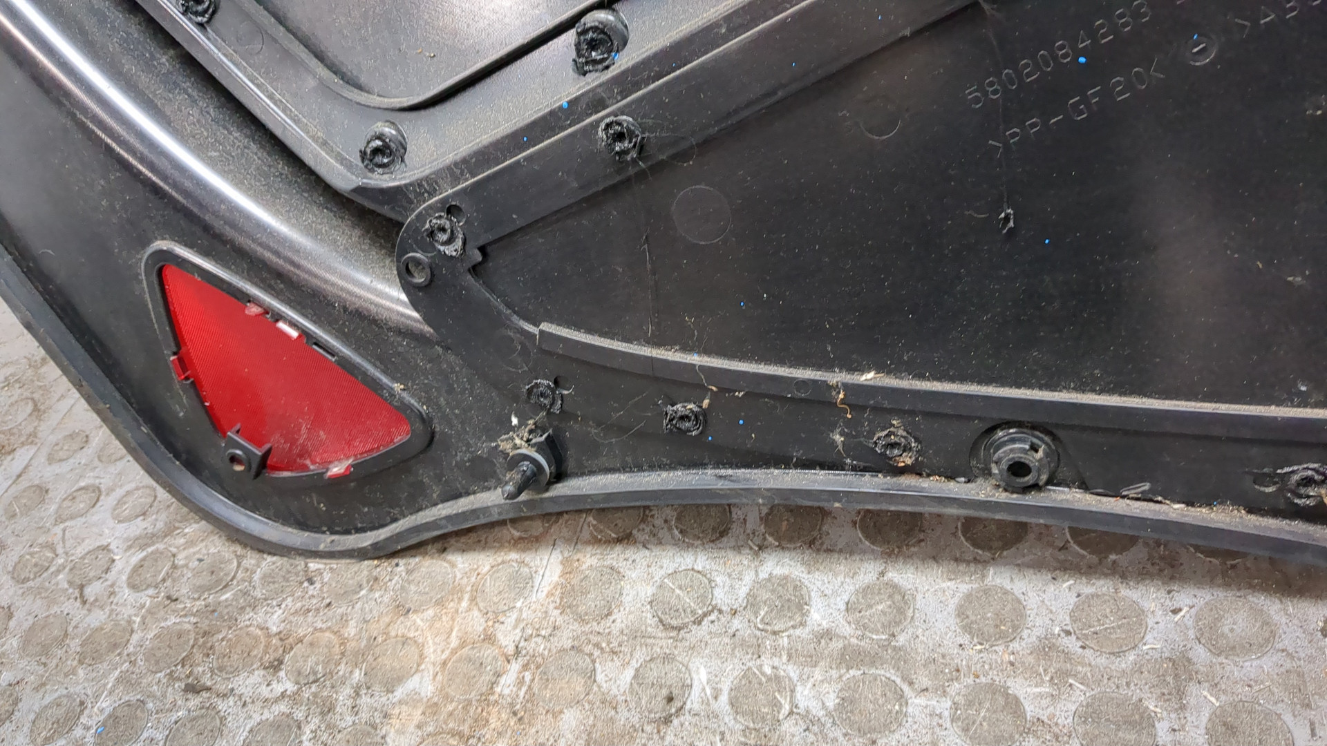 Обшивка двери передней правой