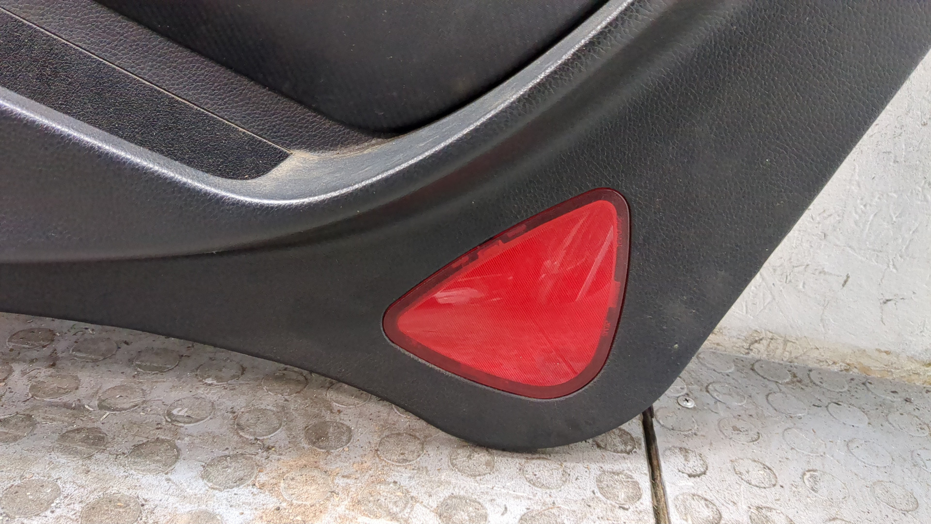 Обшивка двери передней правой