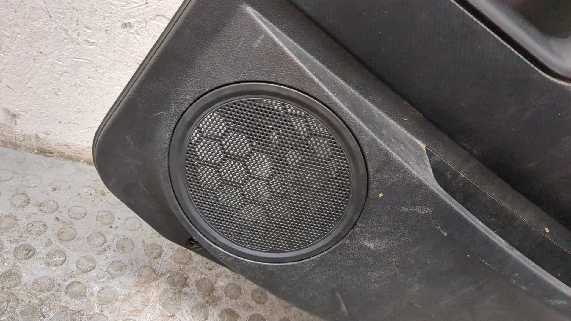 Обшивка двери передней правой