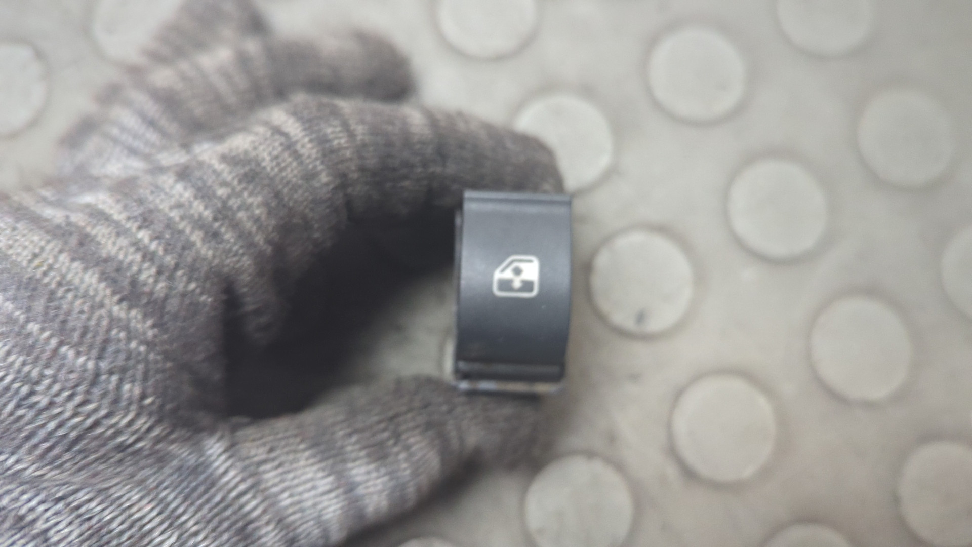 Кнопка стеклоподъемника