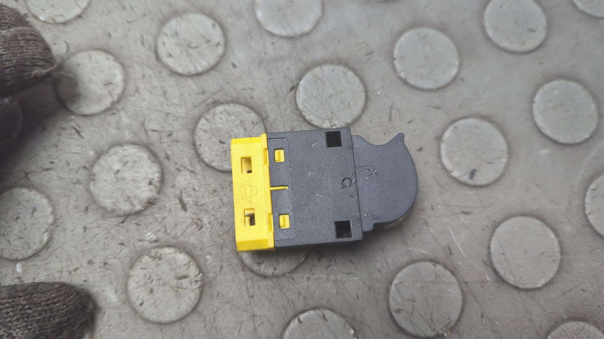 Кнопка стеклоподъемника