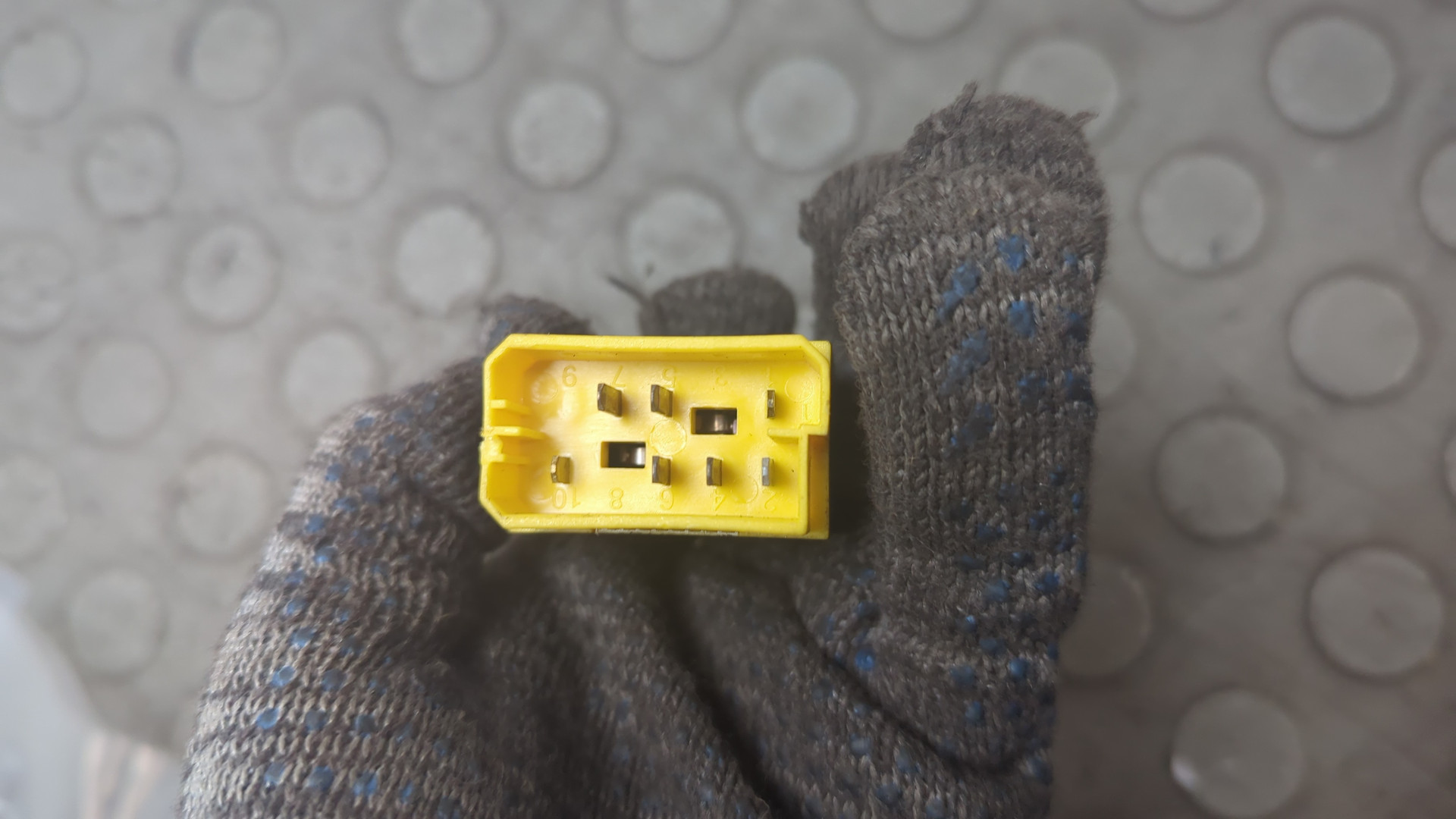 Кнопка стеклоподъемника