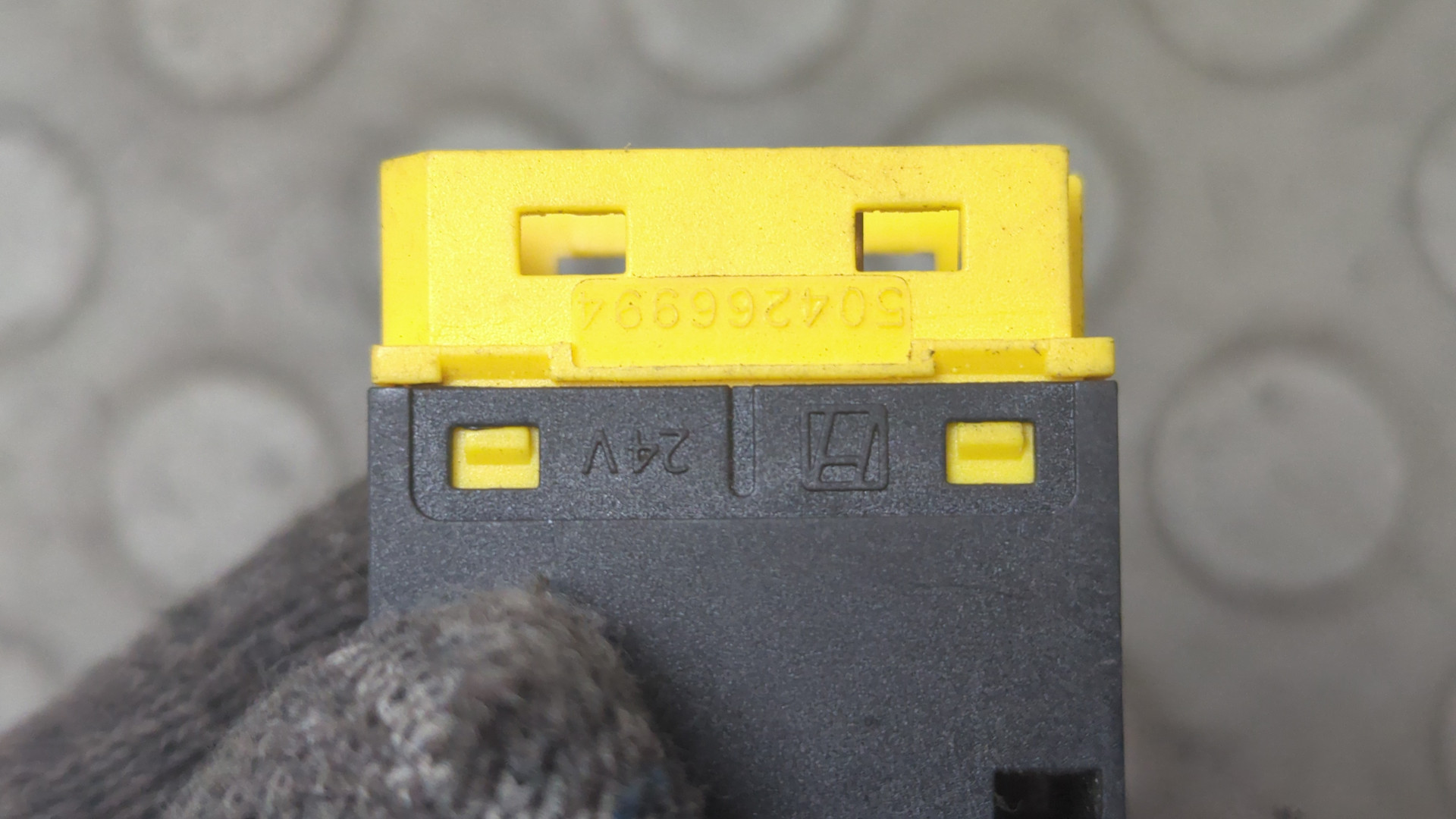 Кнопка стеклоподъемника