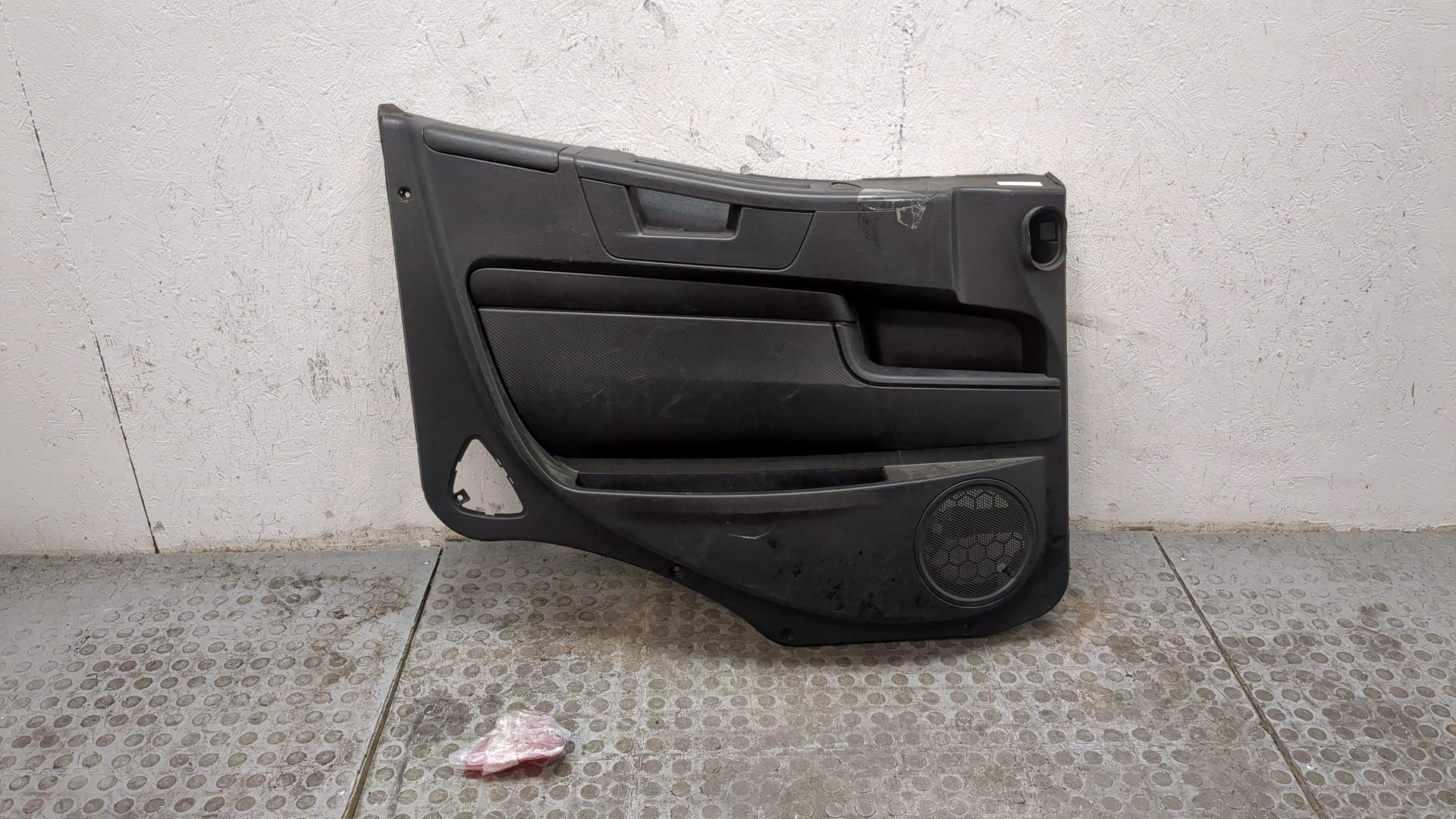 Обшивка двери передней левой