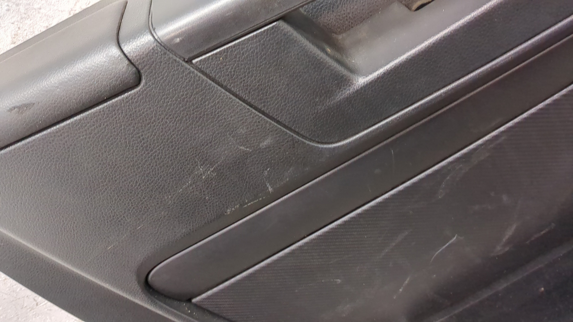 Обшивка двери передней левой