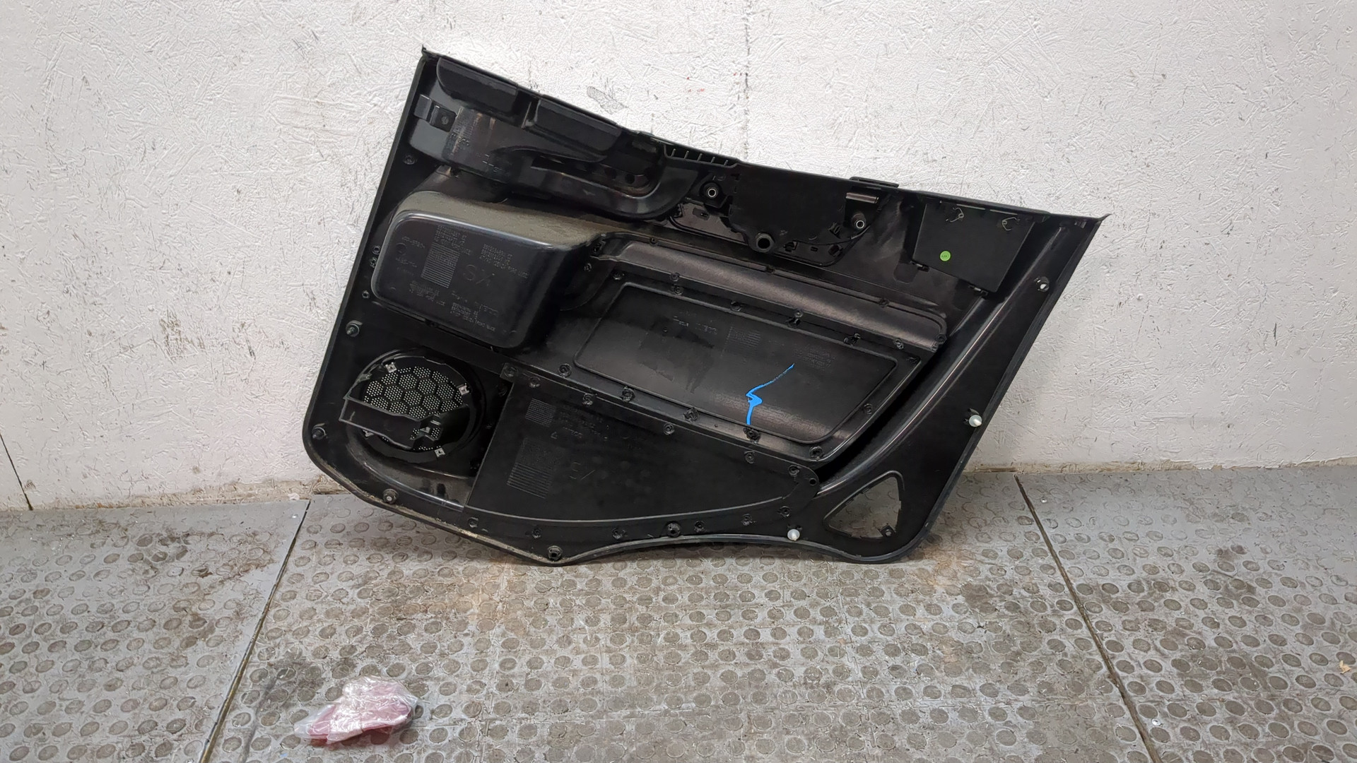 Обшивка двери передней левой