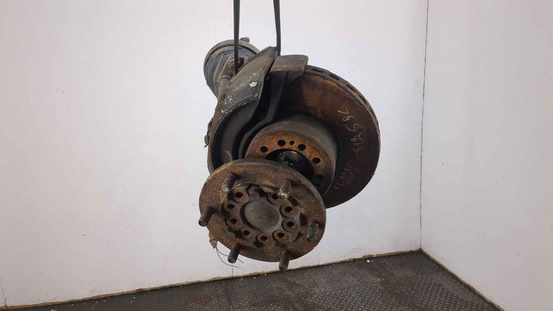 Кулак поворотный передний левый