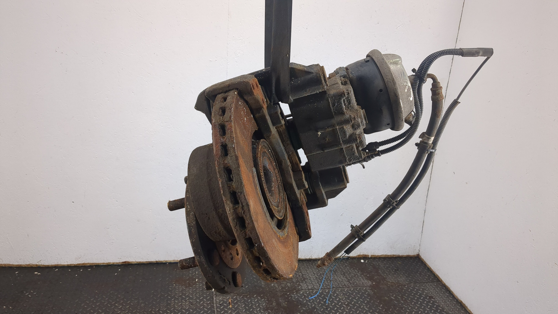 Кулак поворотный передний левый