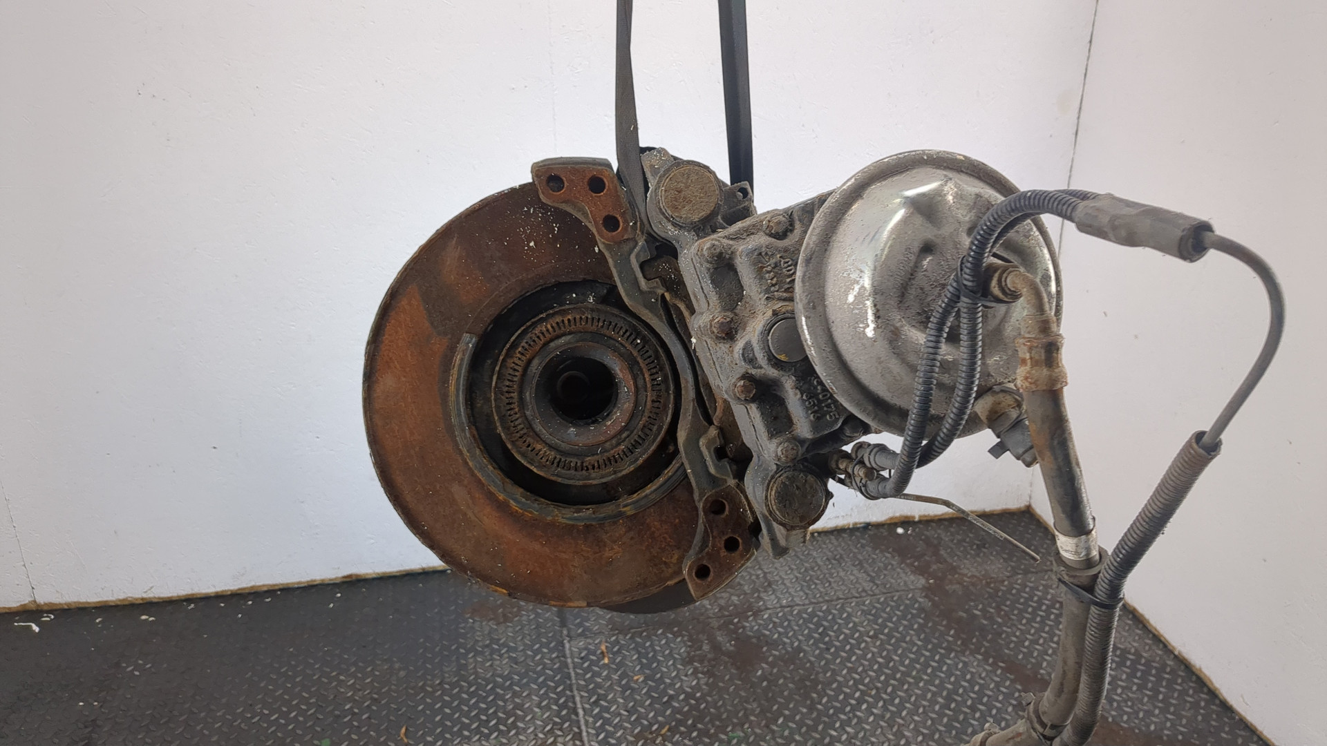 Кулак поворотный передний левый