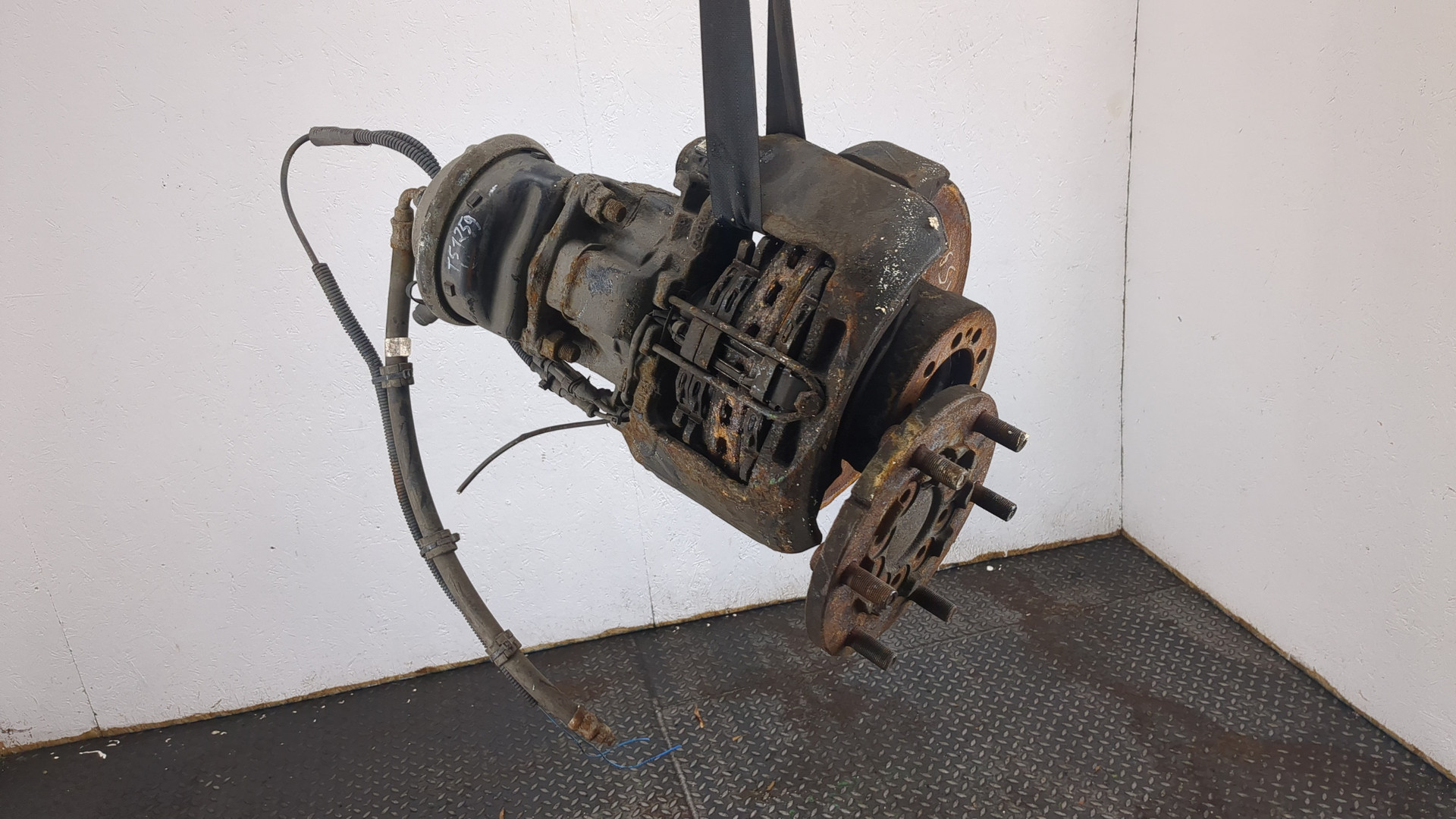 Кулак поворотный передний левый