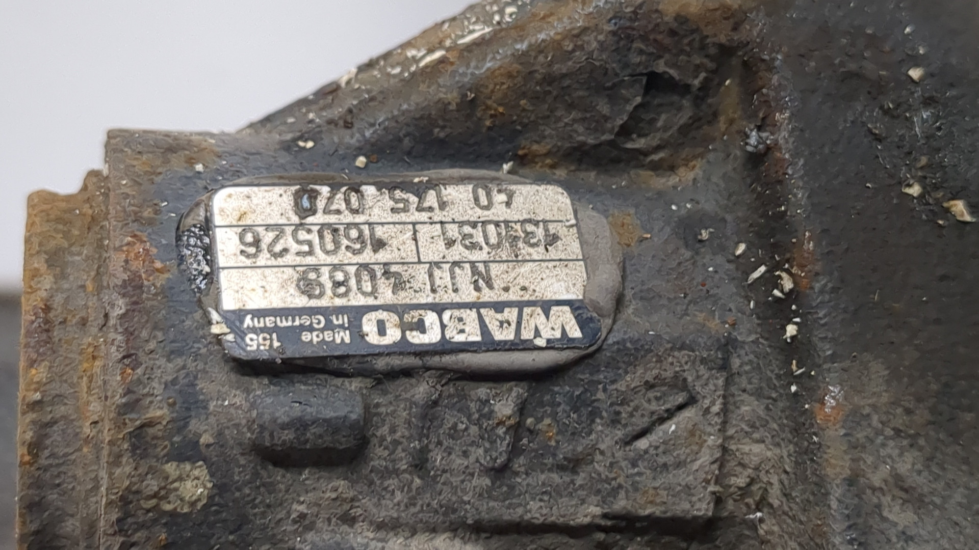 Кулак поворотный передний левый