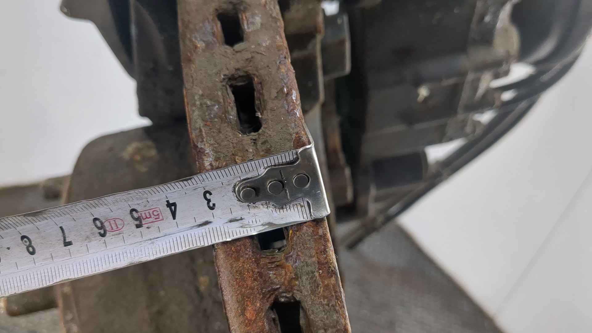 Кулак поворотный передний левый