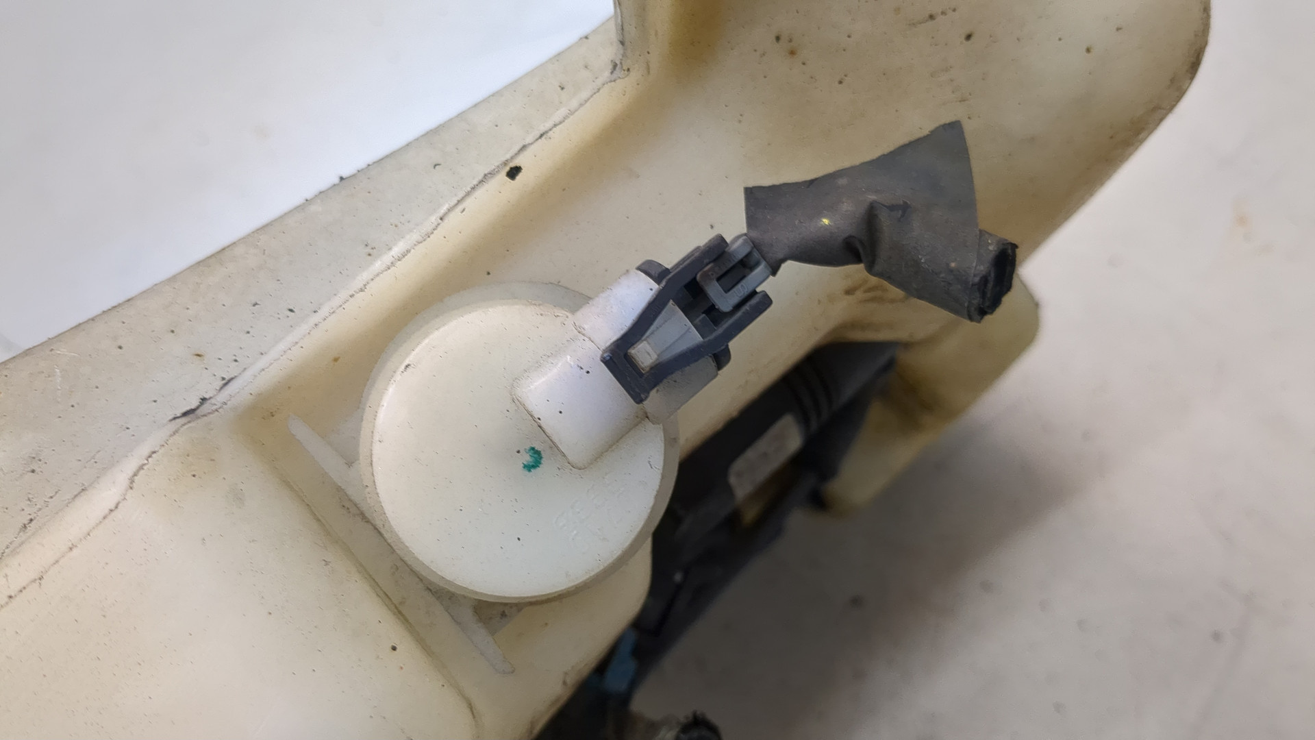 Бачок омывателя лобового стекла