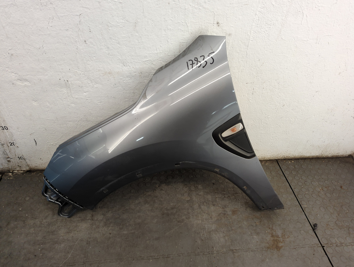 Крыло переднее левое