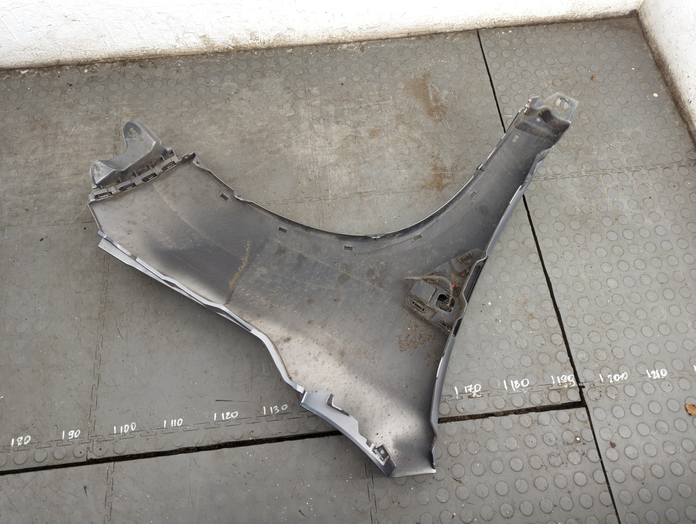 Крыло переднее левое