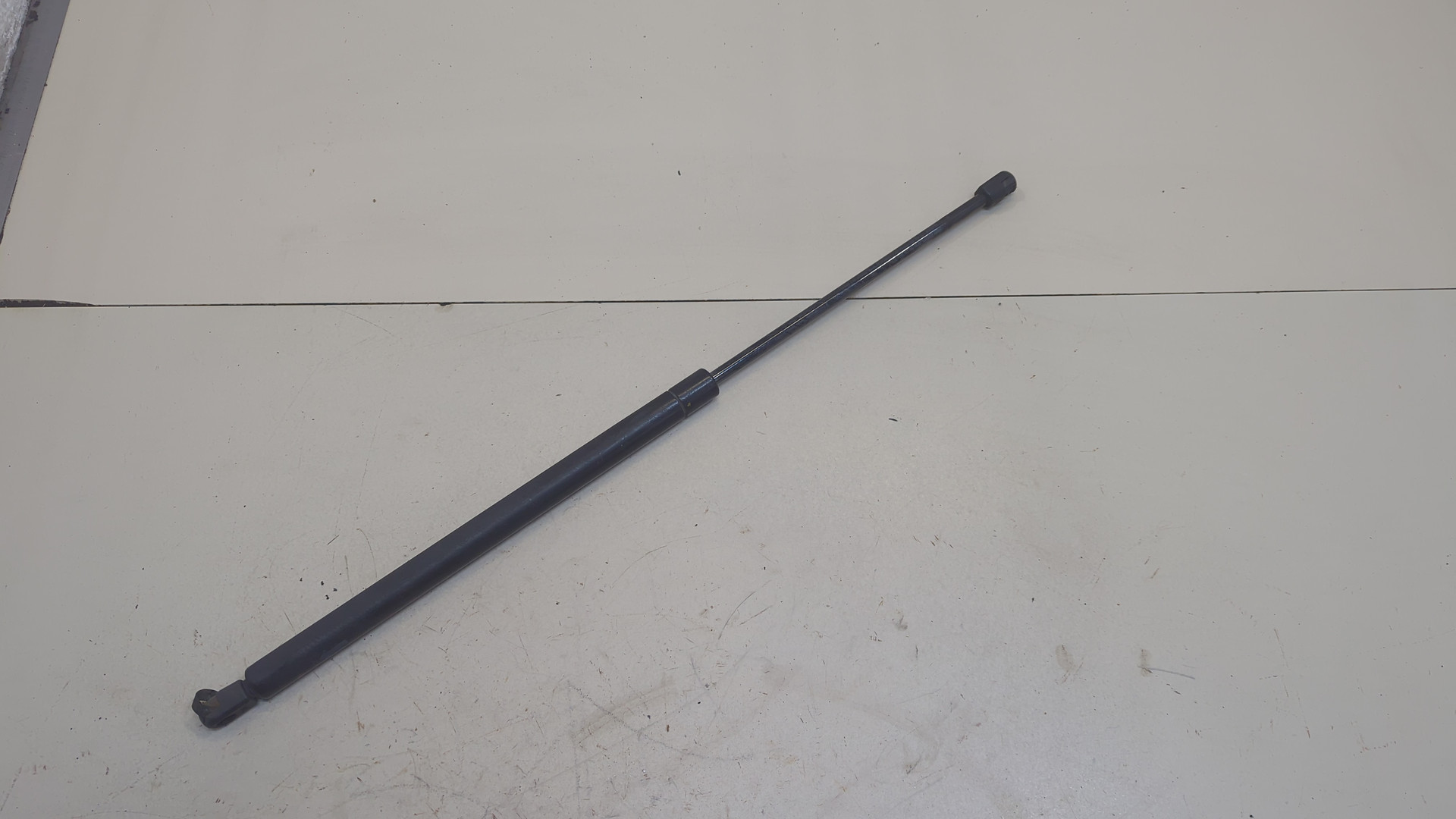 Амортизатор крышки багажника