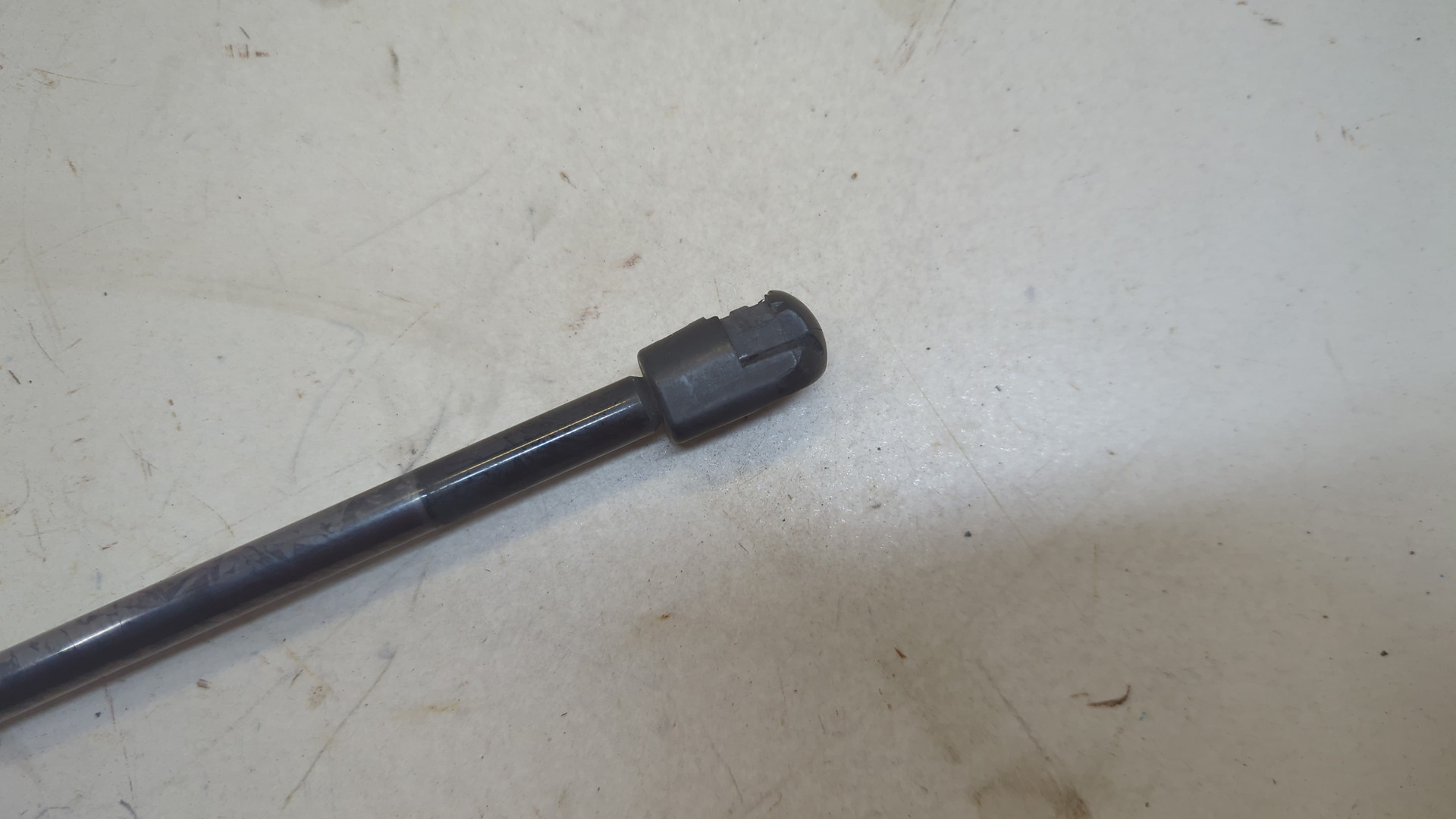 Амортизатор крышки багажника