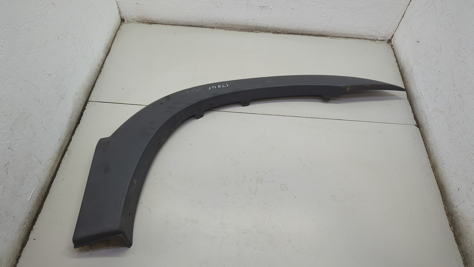 Накладка переднего крыла правого