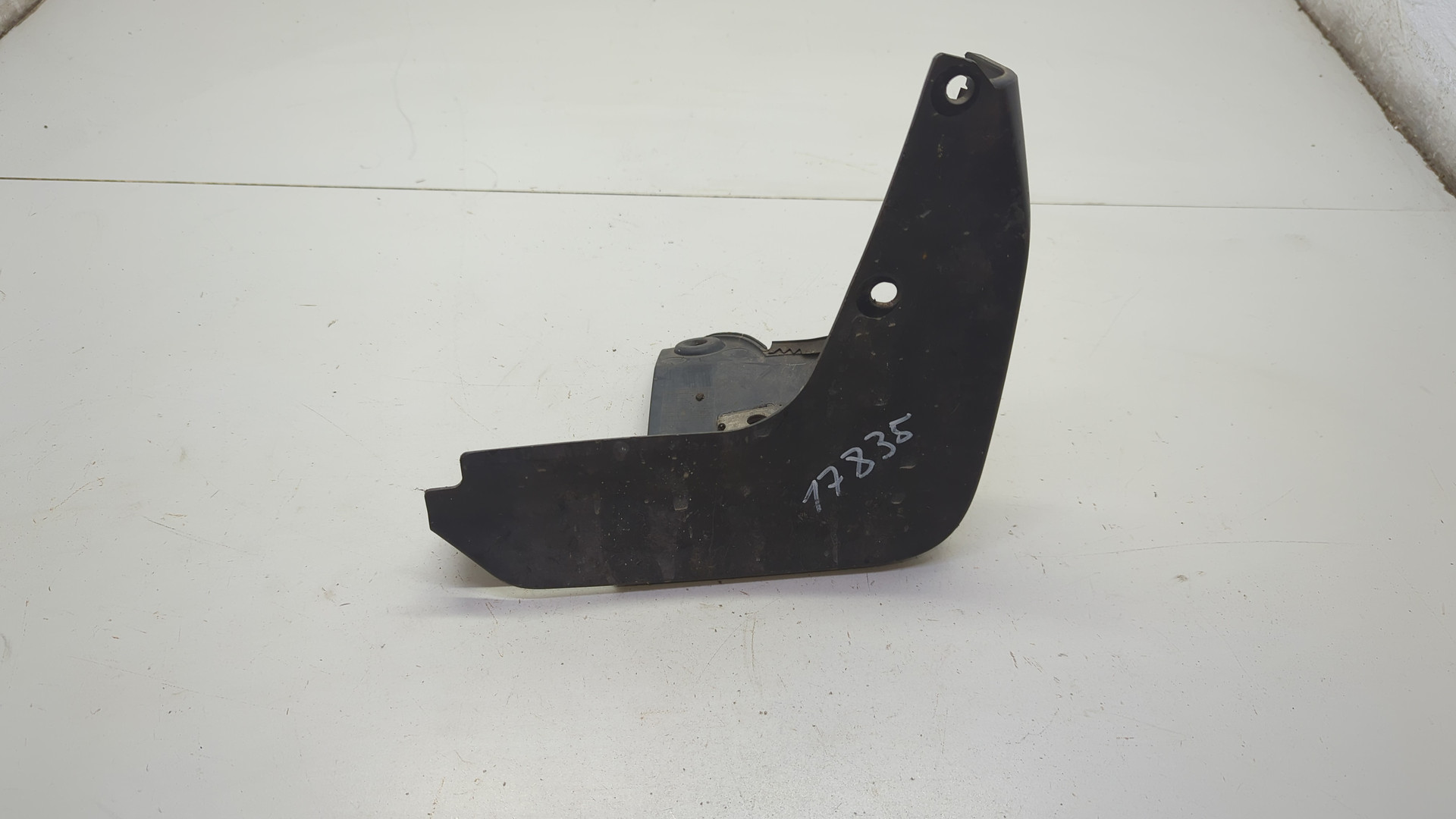 Брызговик задний левый