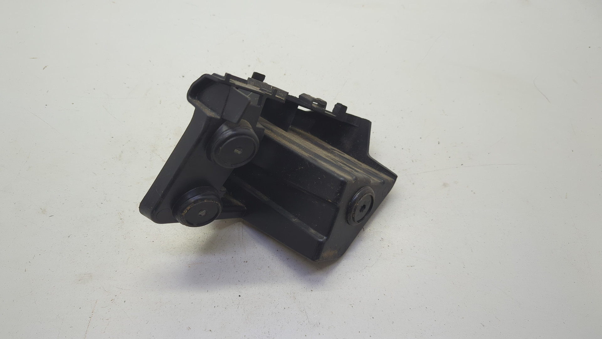 Кронштейн заднего бампера левый