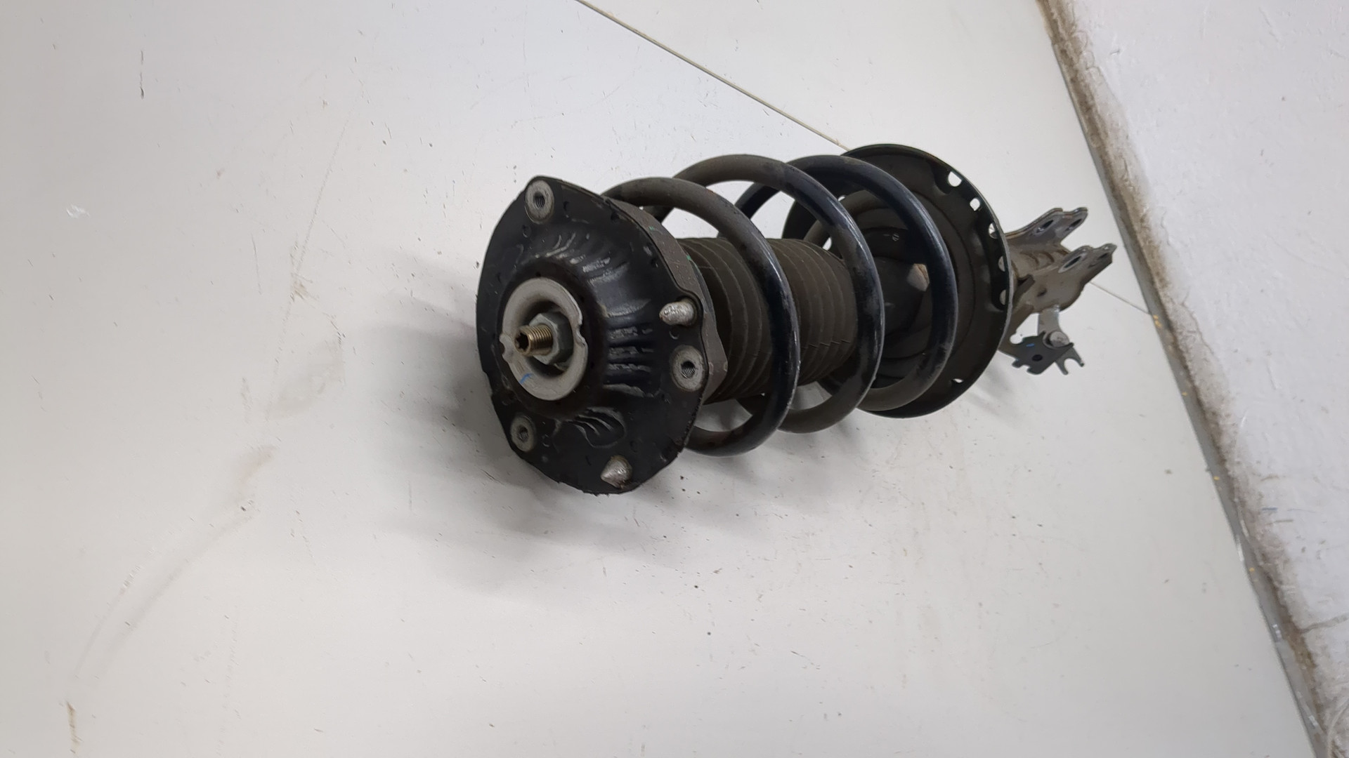 Амортизатор передний левый