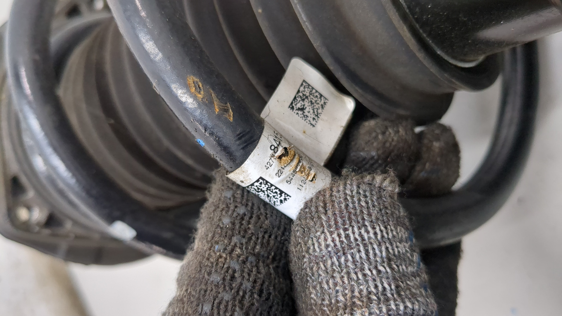 Амортизатор передний левый