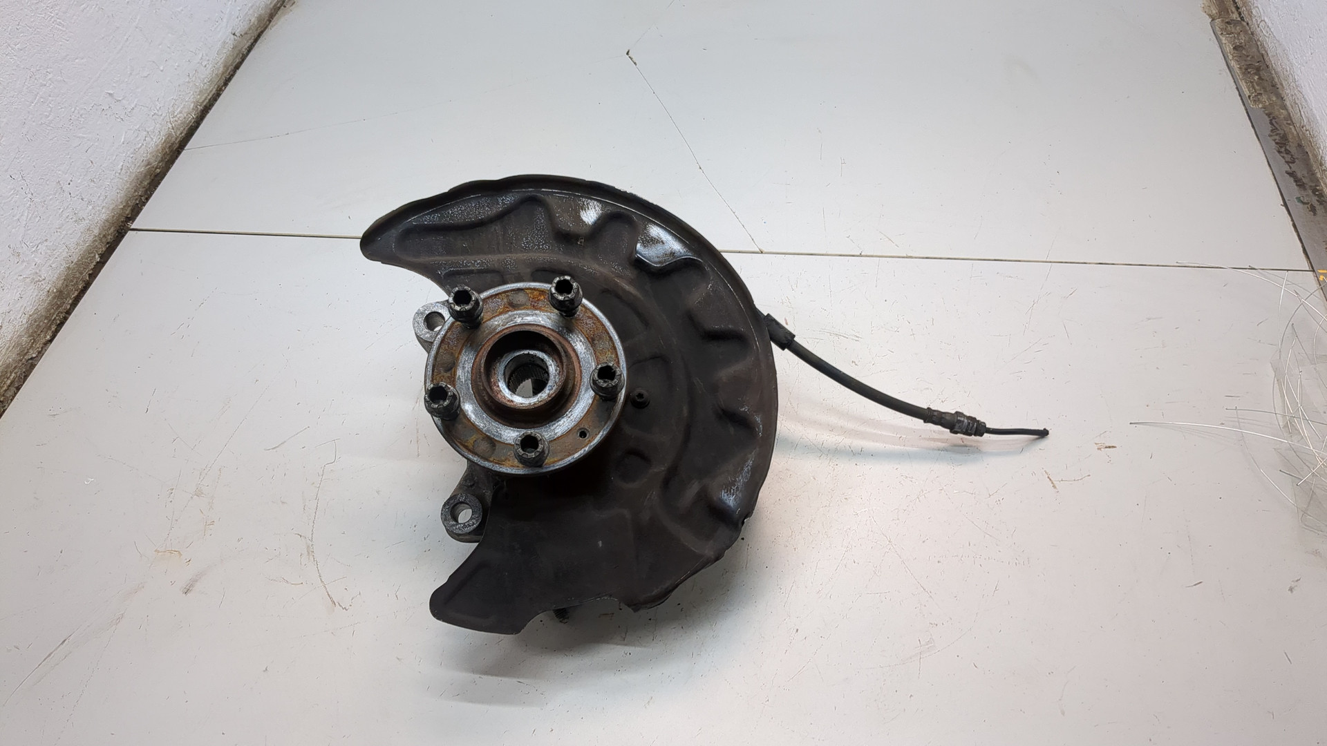 Кулак поворотный передний левый