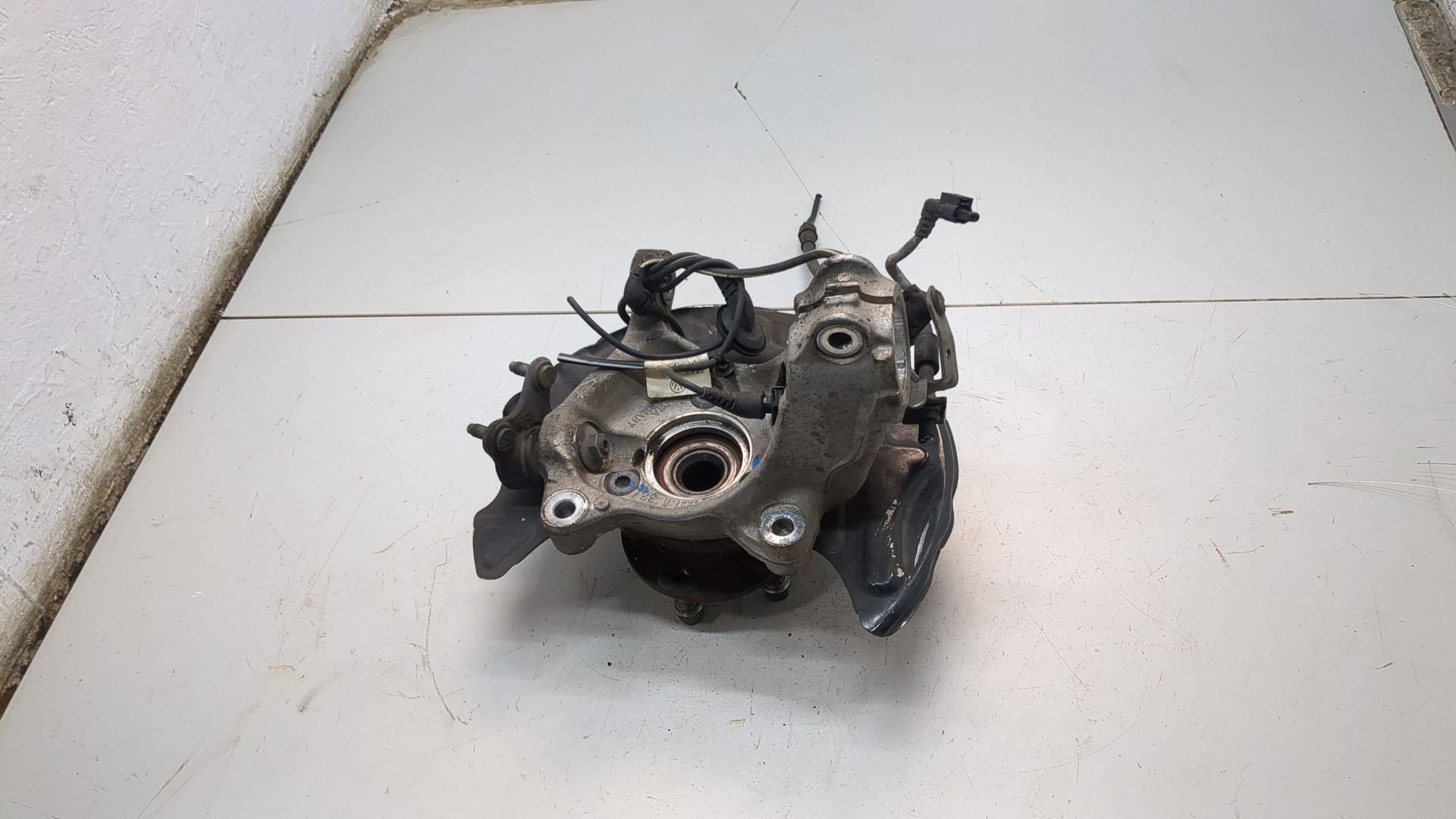 Кулак поворотный передний левый