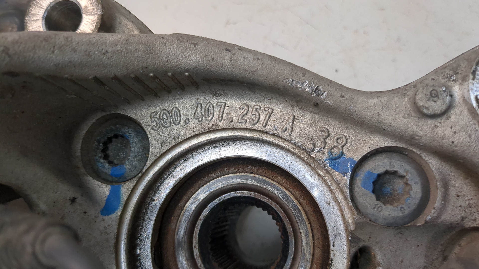 Кулак поворотный передний левый