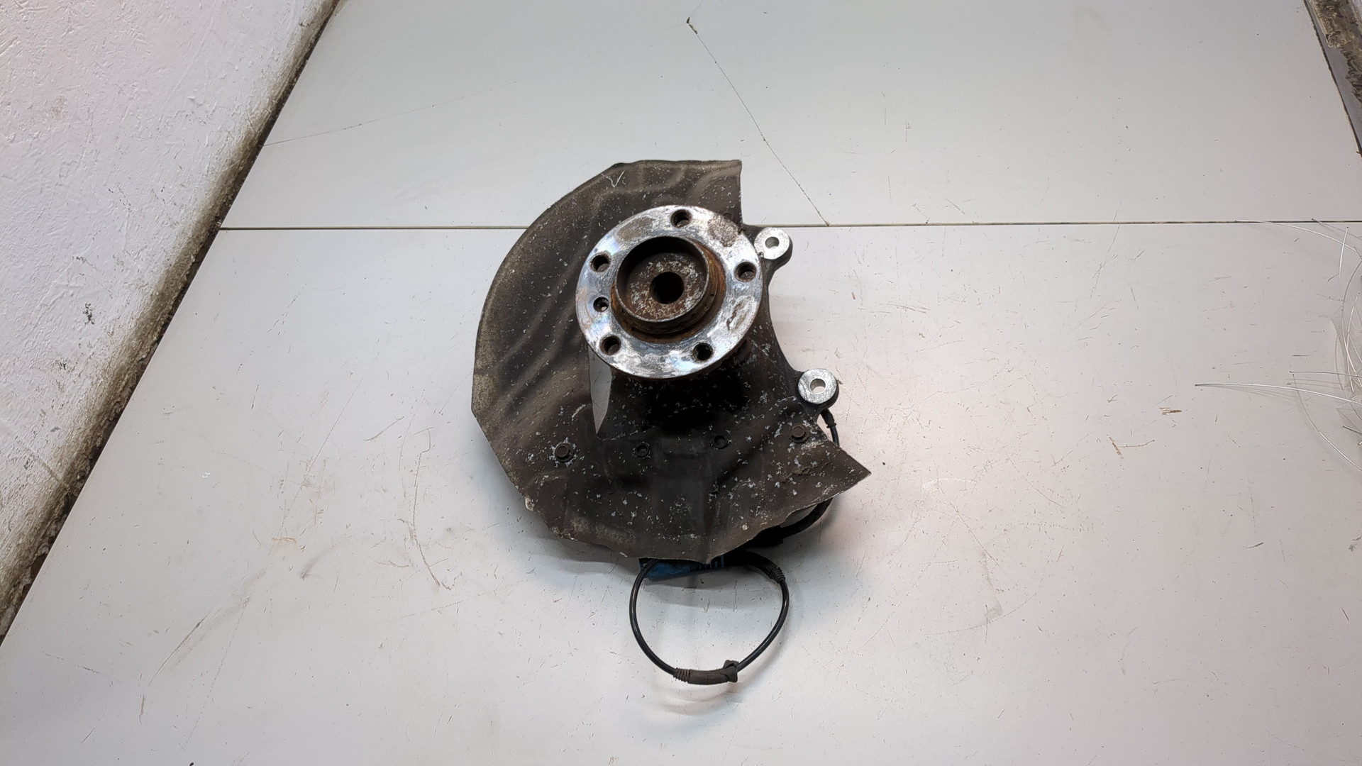 Кулак поворотный передний левый