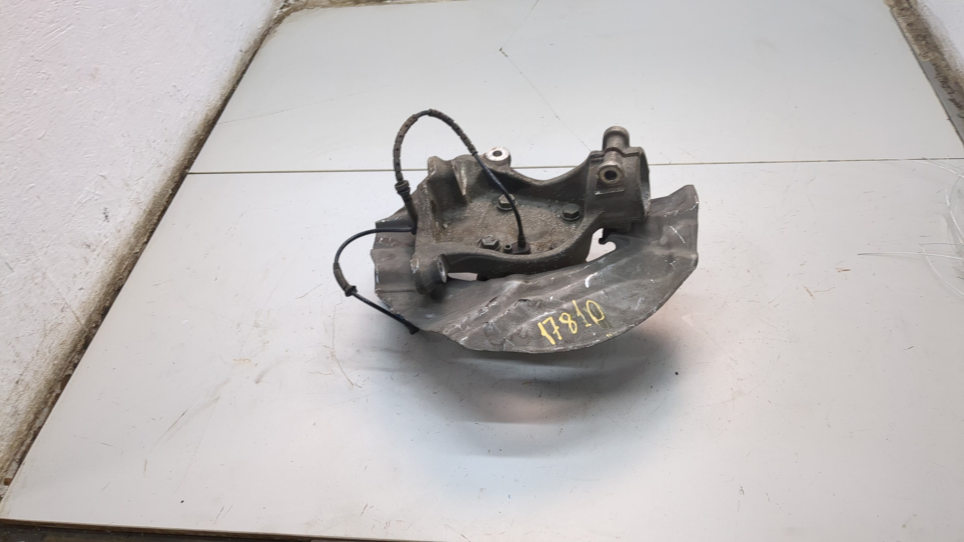 Кулак поворотный передний левый