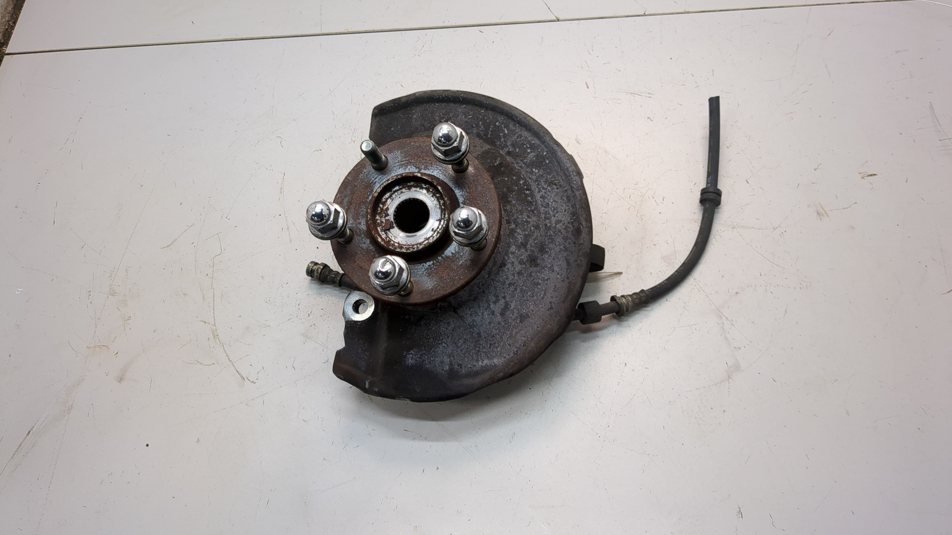 Кулак поворотный передний левый