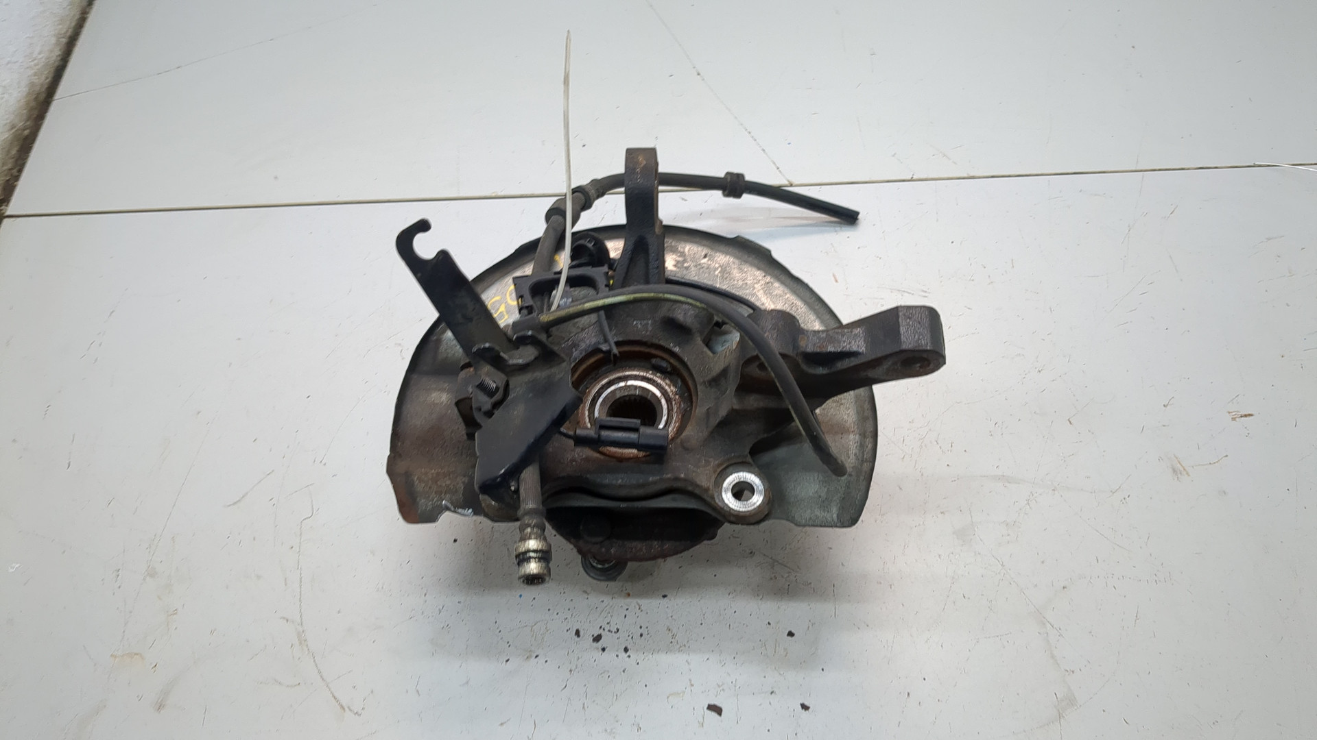 Кулак поворотный передний левый